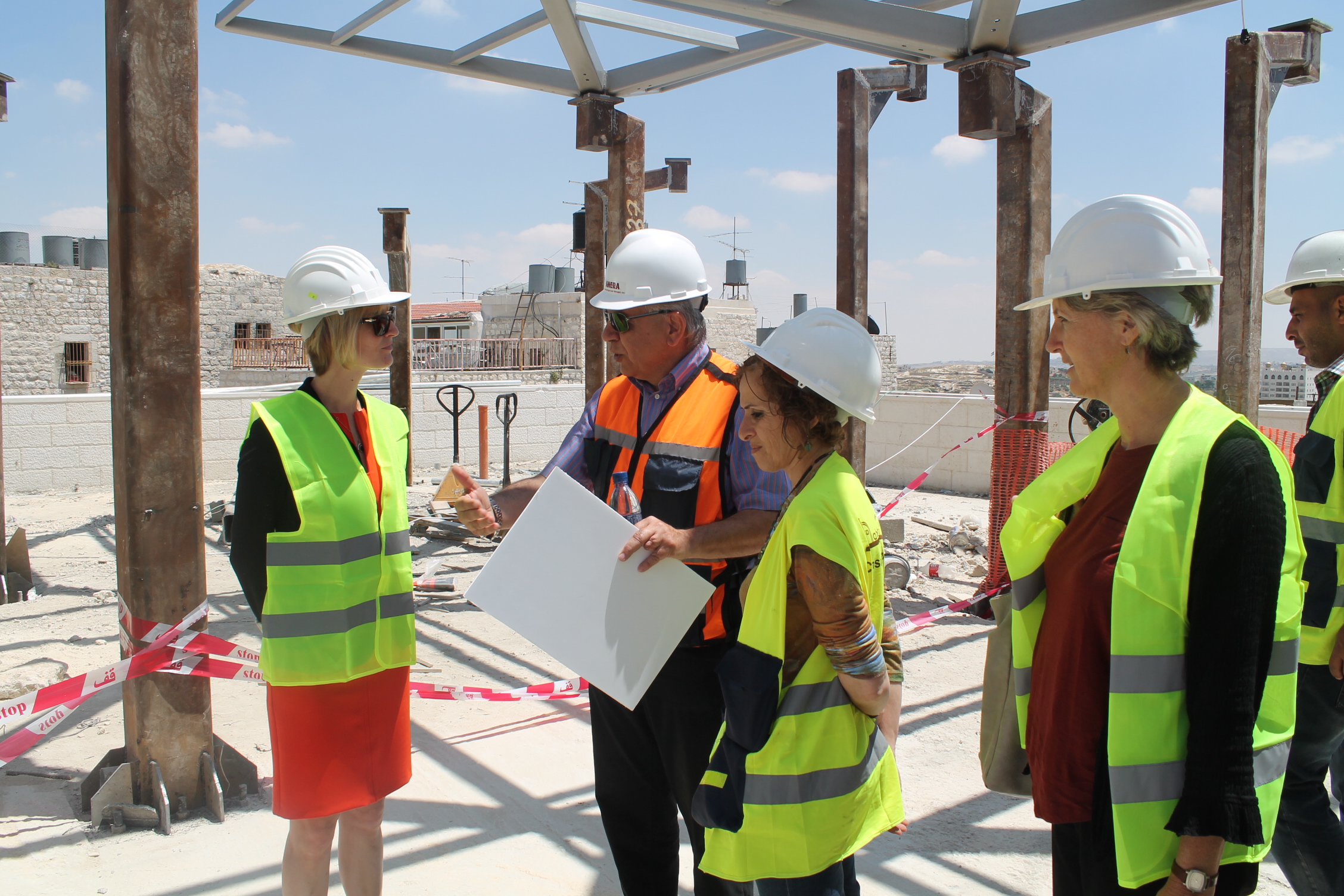 الأستاذة فيرا بابون وجوانا منتلو تتفقدان مشروع السوق القديم ومركز خدمة الجمهور