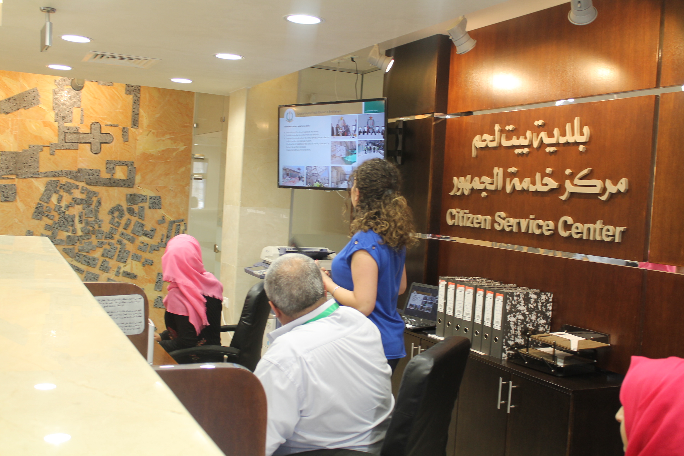 الأستاذة فيرا بابون وجوانا منتلو تتفقدان مشروع السوق القديم ومركز خدمة الجمهور