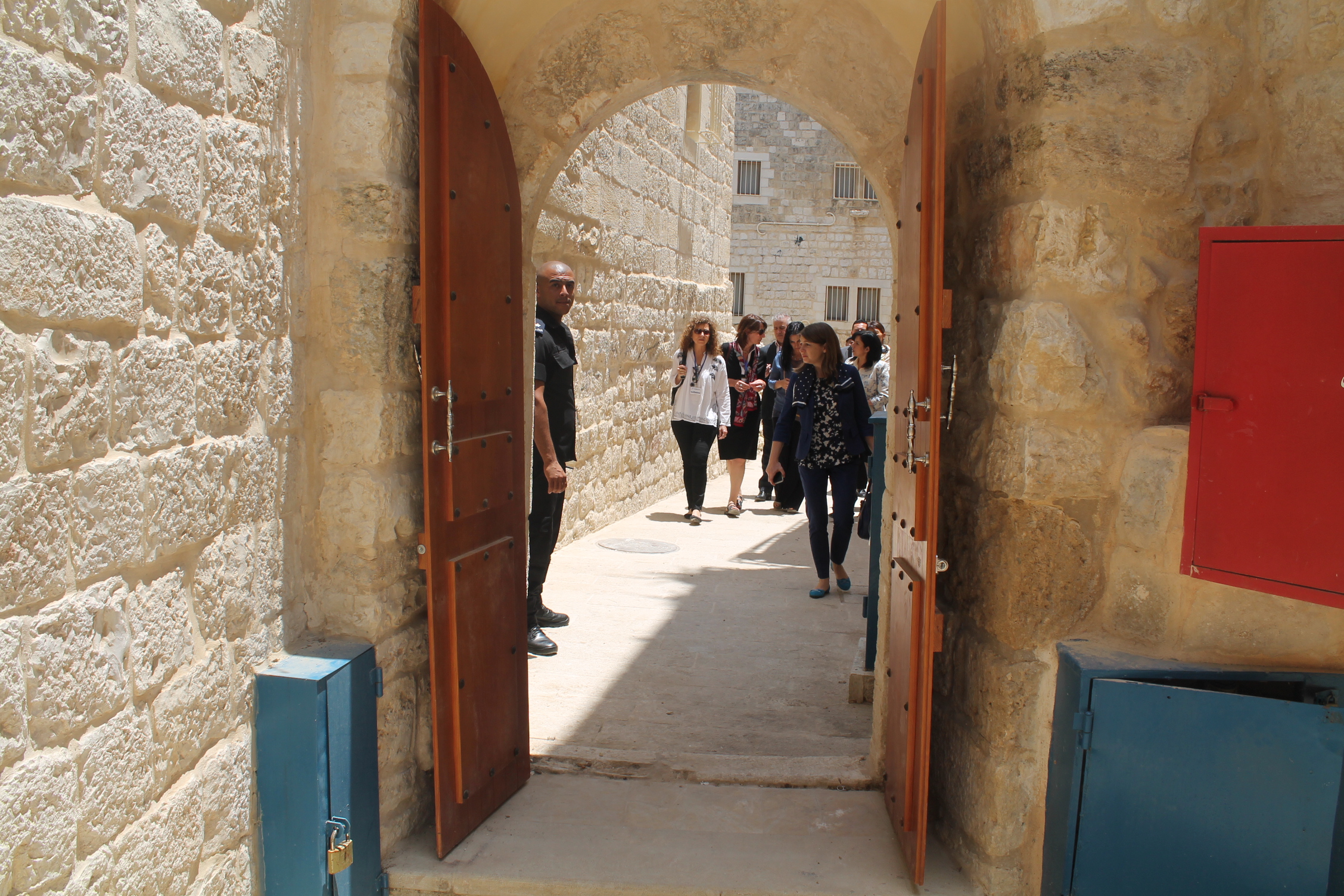 رئيسة بلدية بيت لحم ترافق نائب وزير السياحة الإيطالي في جولة لكنيسة المهد وحوش السريان 