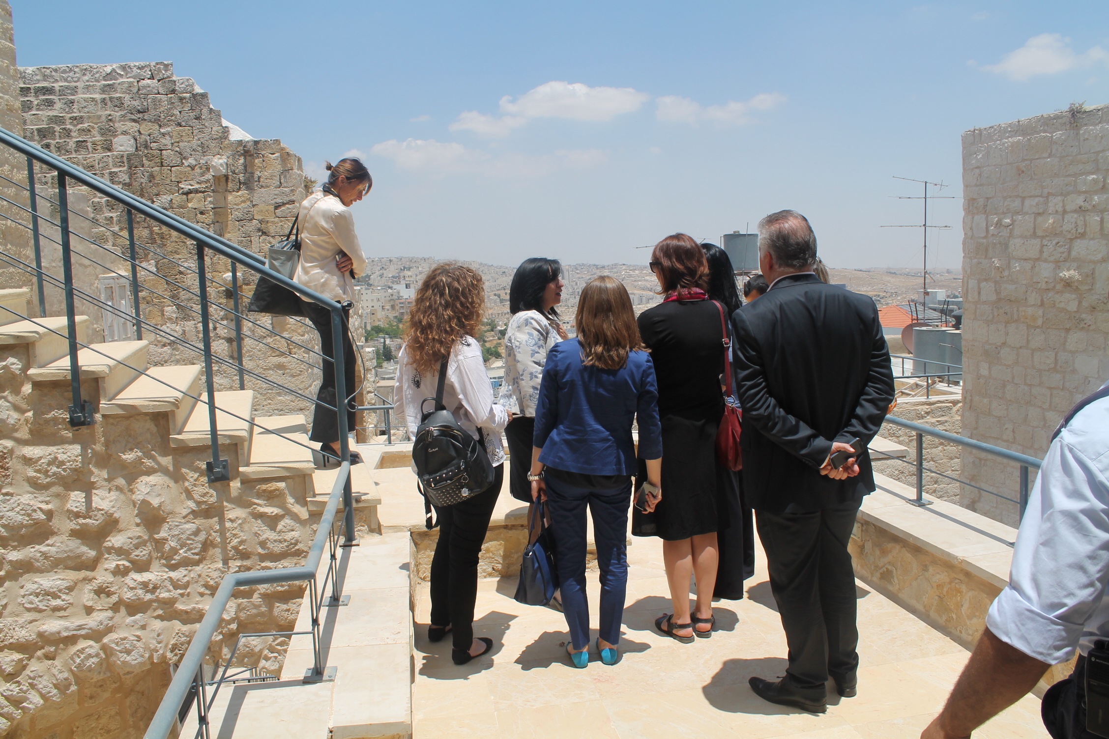 رئيسة بلدية بيت لحم ترافق نائب وزير السياحة الإيطالي في جولة لكنيسة المهد وحوش السريان 