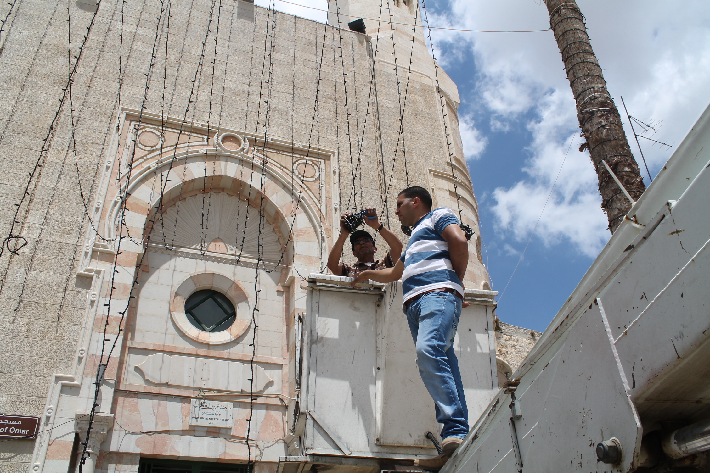 بلدية بيت لحم تعمل على تزيين مساجد المدينة والشوارع والحارات والميادين إستعدادا للشهر الفضيل 