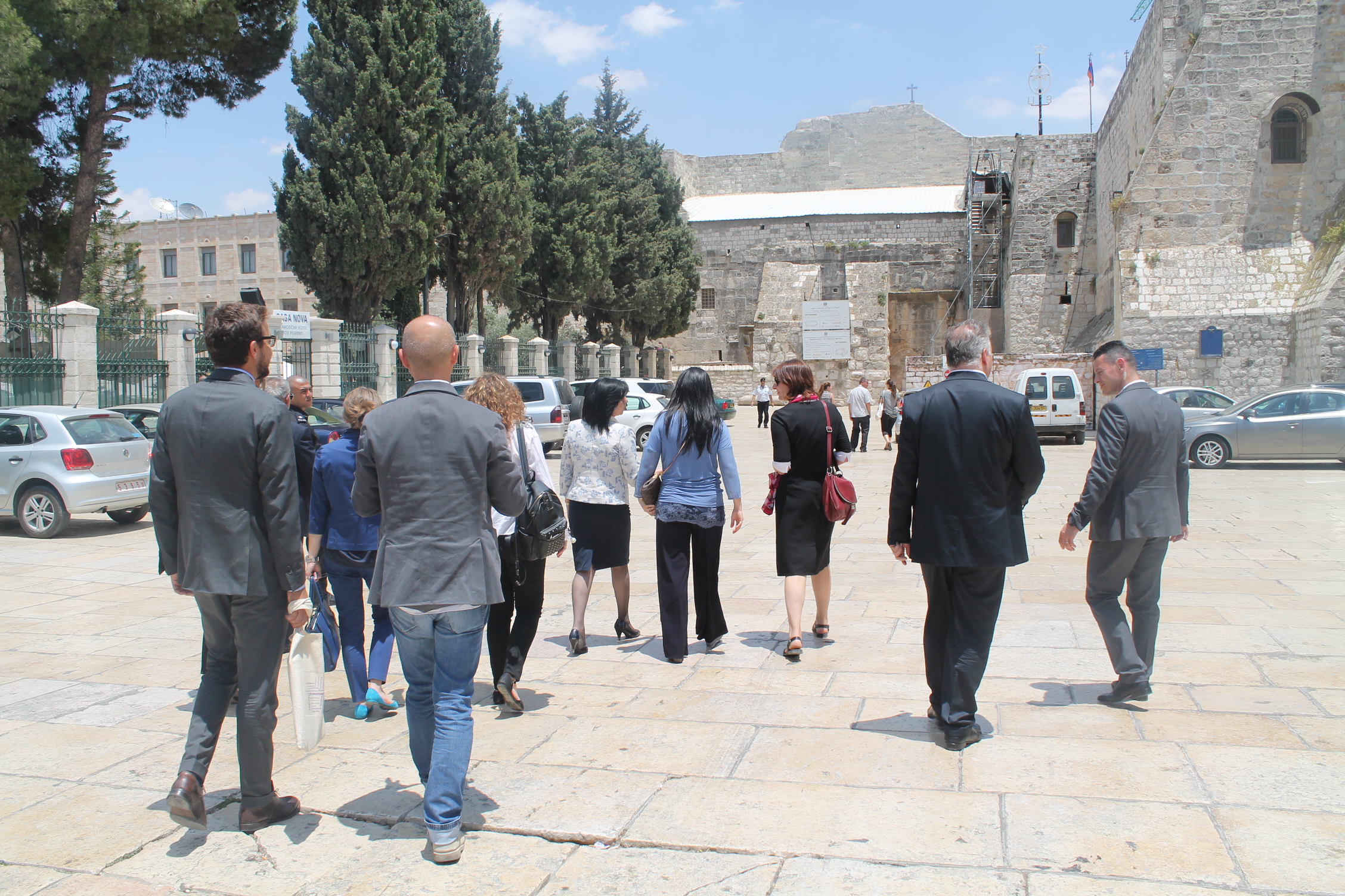 رئيسة بلدية بيت لحم ترافق نائب وزير السياحة الإيطالي في جولة لكنيسة المهد وحوش السريان 