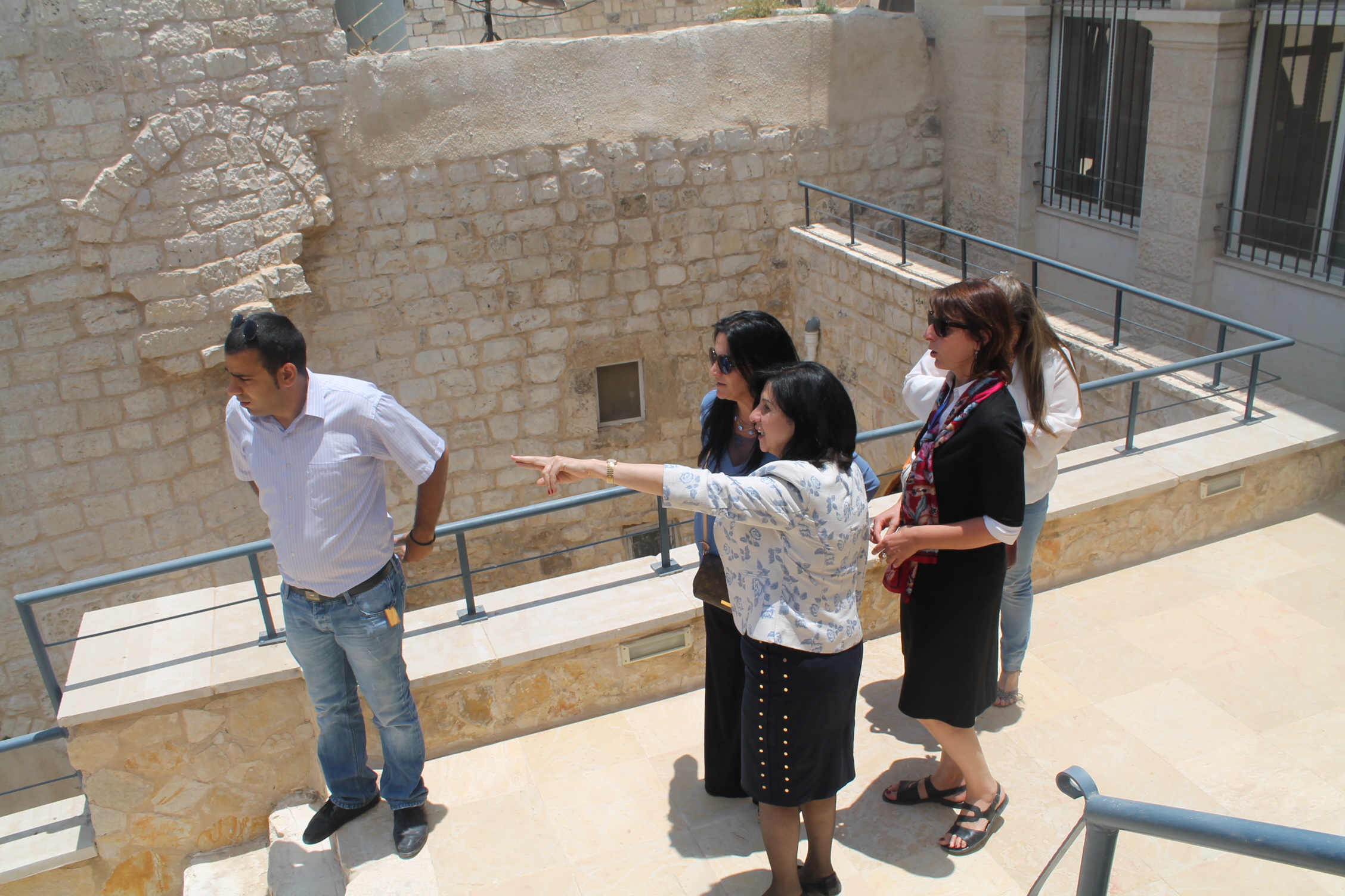 رئيسة بلدية بيت لحم ترافق نائب وزير السياحة الإيطالي في جولة لكنيسة المهد وحوش السريان 