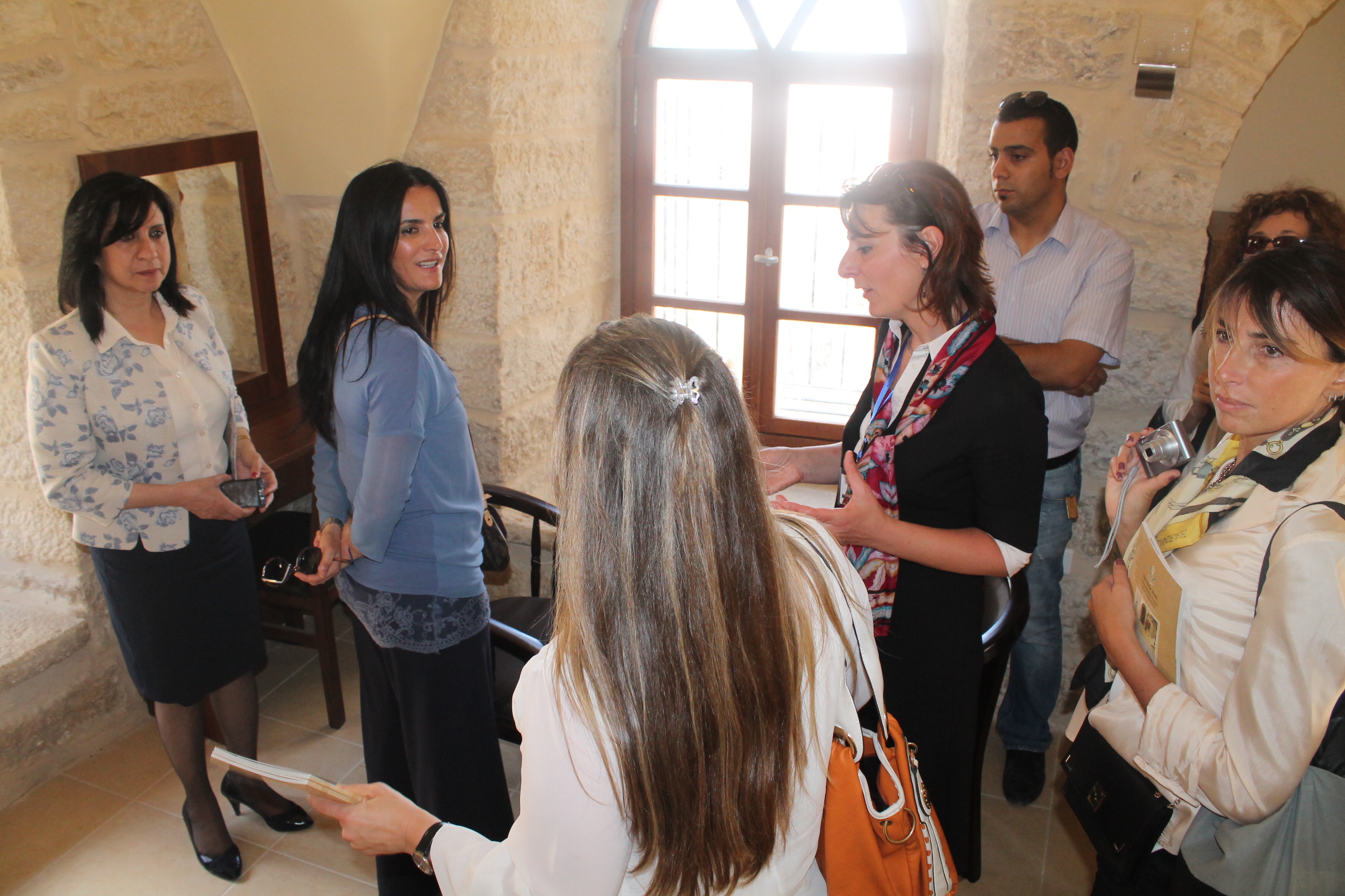 رئيسة بلدية بيت لحم ترافق نائب وزير السياحة الإيطالي في جولة لكنيسة المهد وحوش السريان 