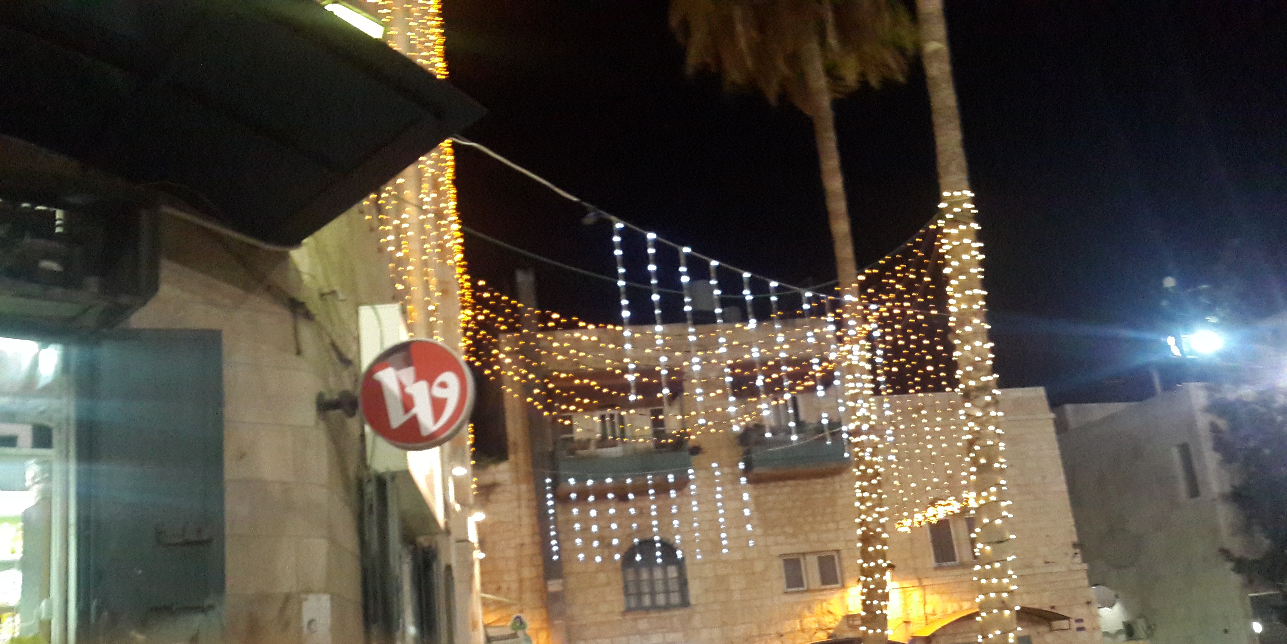 بلدية بيت لحم تعمل على تزيين مساجد المدينة والشوارع والحارات والميادين إستعدادا للشهر الفضيل 