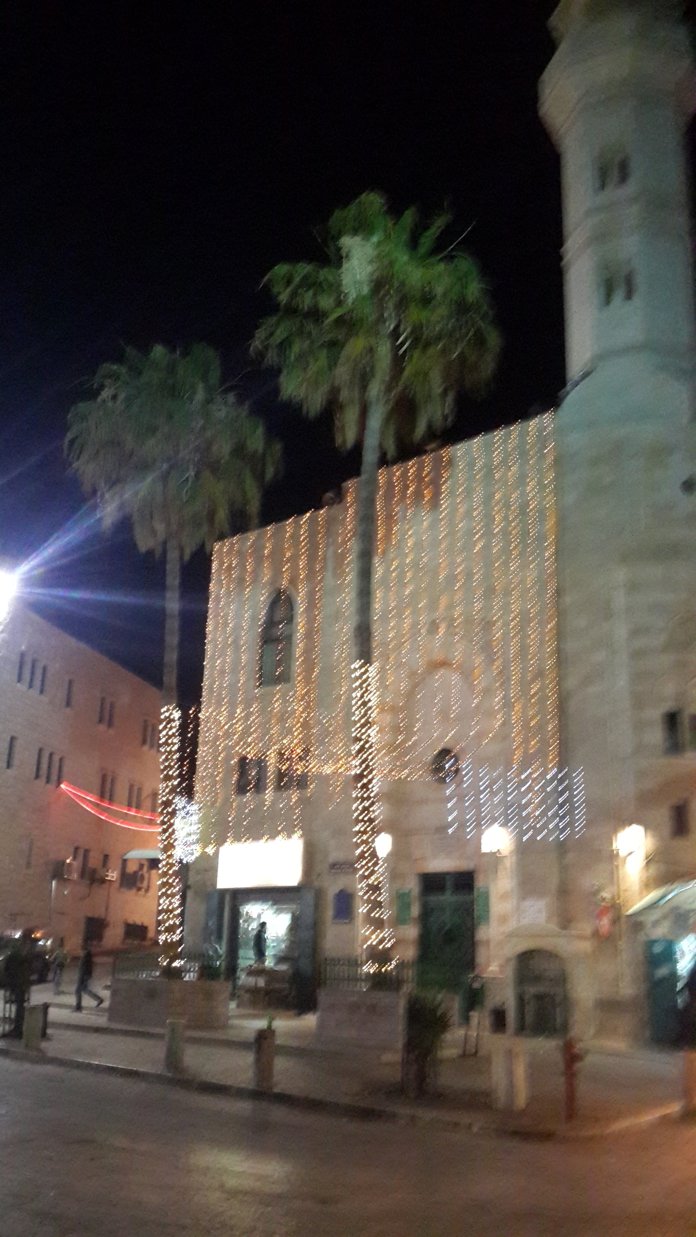 بلدية بيت لحم تعمل على تزيين مساجد المدينة والشوارع والحارات والميادين إستعدادا للشهر الفضيل 