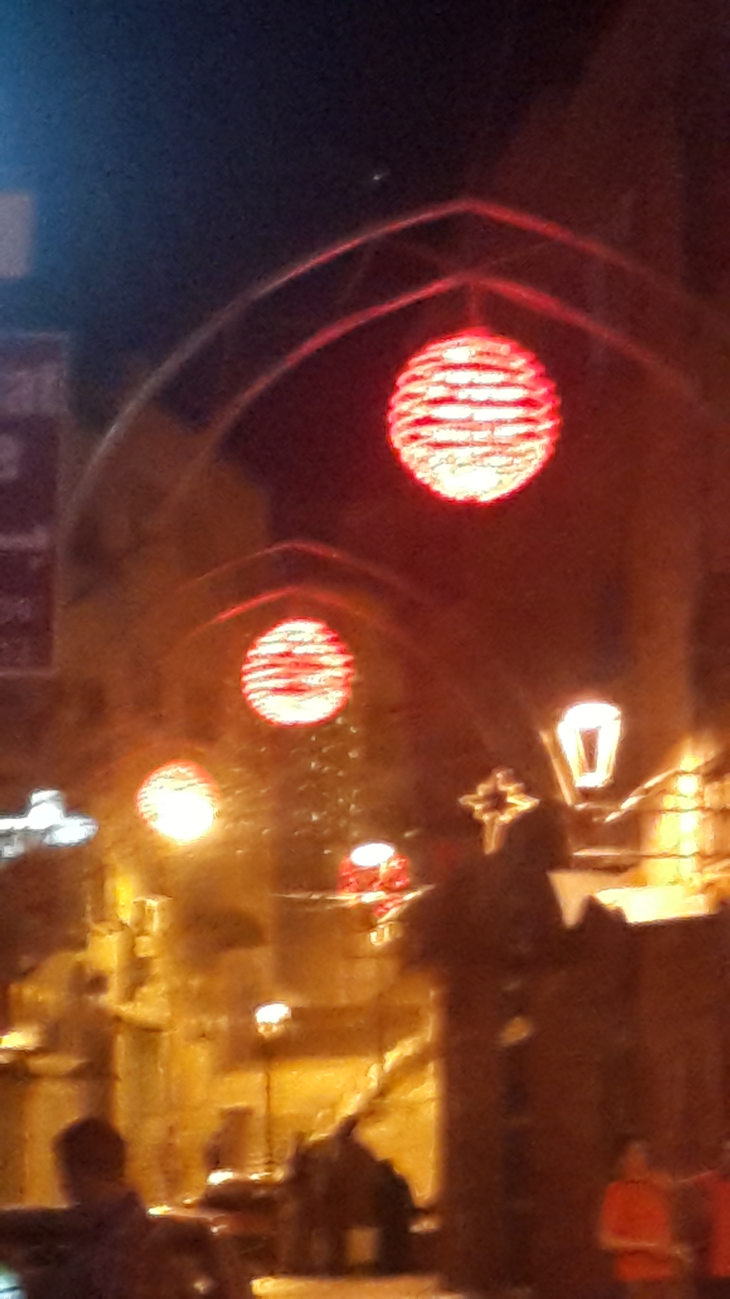 بلدية بيت لحم تعمل على تزيين مساجد المدينة والشوارع والحارات والميادين إستعدادا للشهر الفضيل 