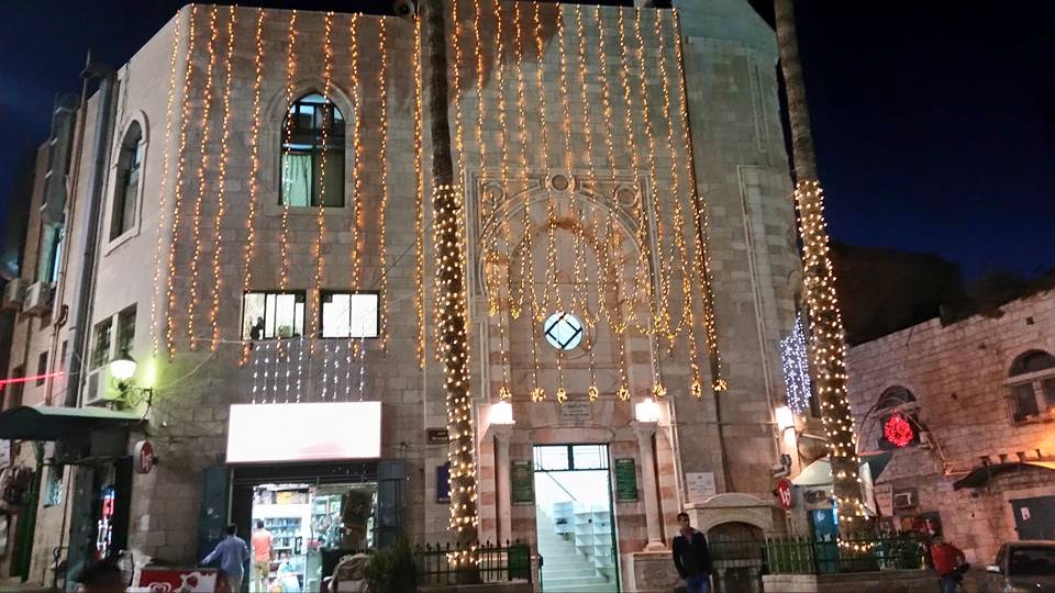 بلدية بيت لحم تعمل على تزيين مساجد المدينة والشوارع والحارات والميادين إستعدادا للشهر الفضيل 