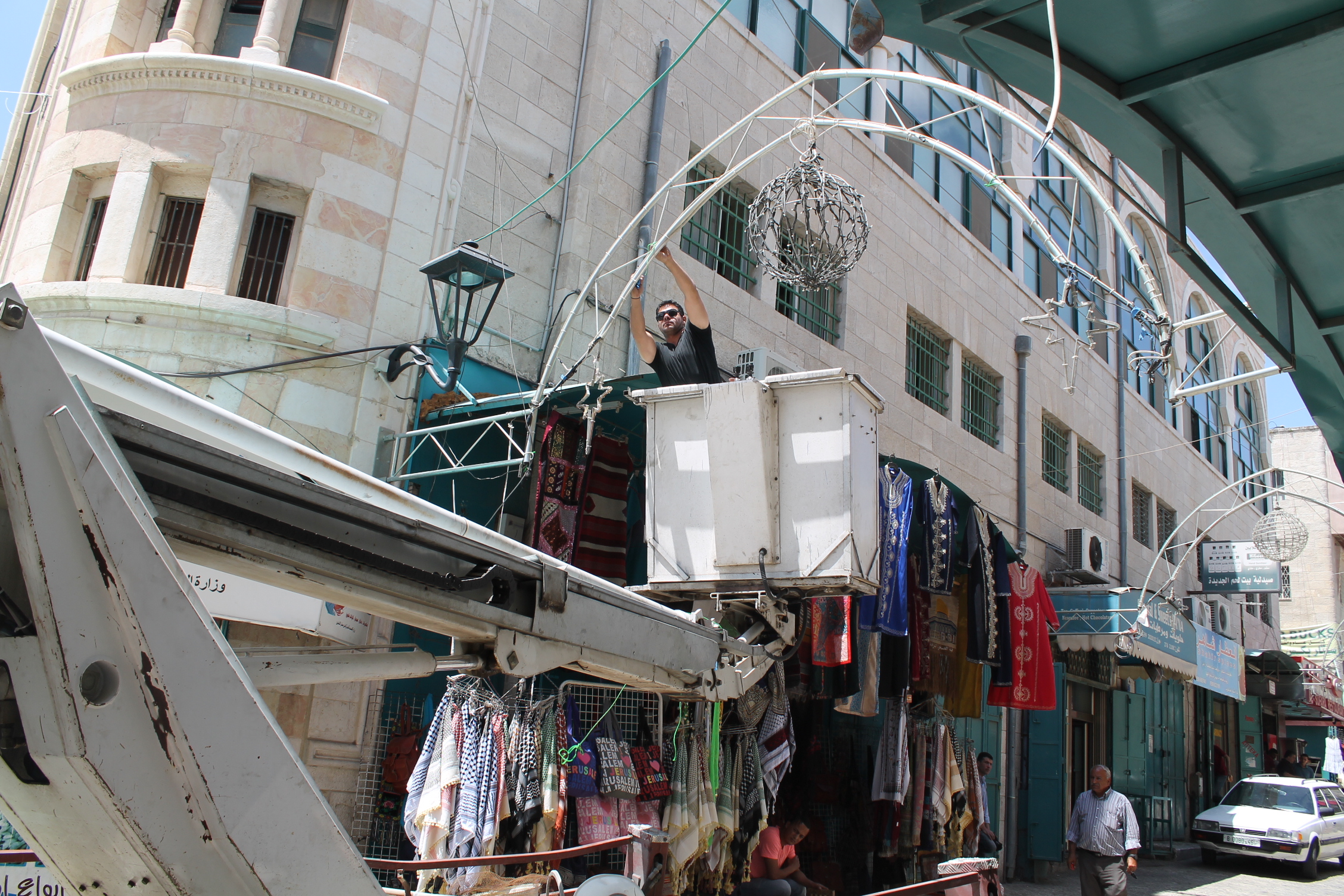 بلدية بيت لحم تعمل على تزيين مساجد المدينة والشوارع والحارات والميادين إستعدادا للشهر الفضيل 