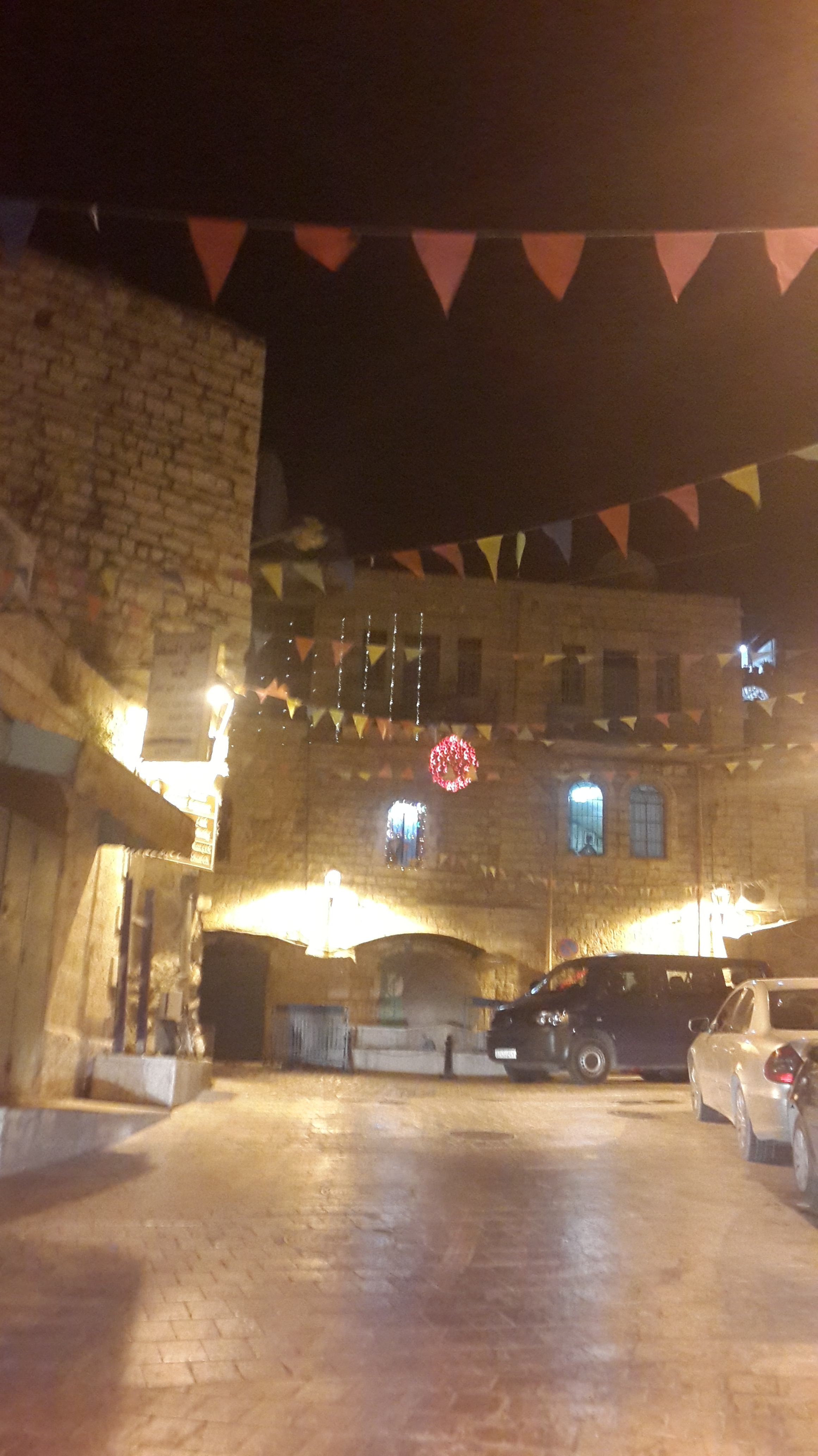 بلدية بيت لحم تعمل على تزيين مساجد المدينة والشوارع والحارات والميادين إستعدادا للشهر الفضيل 