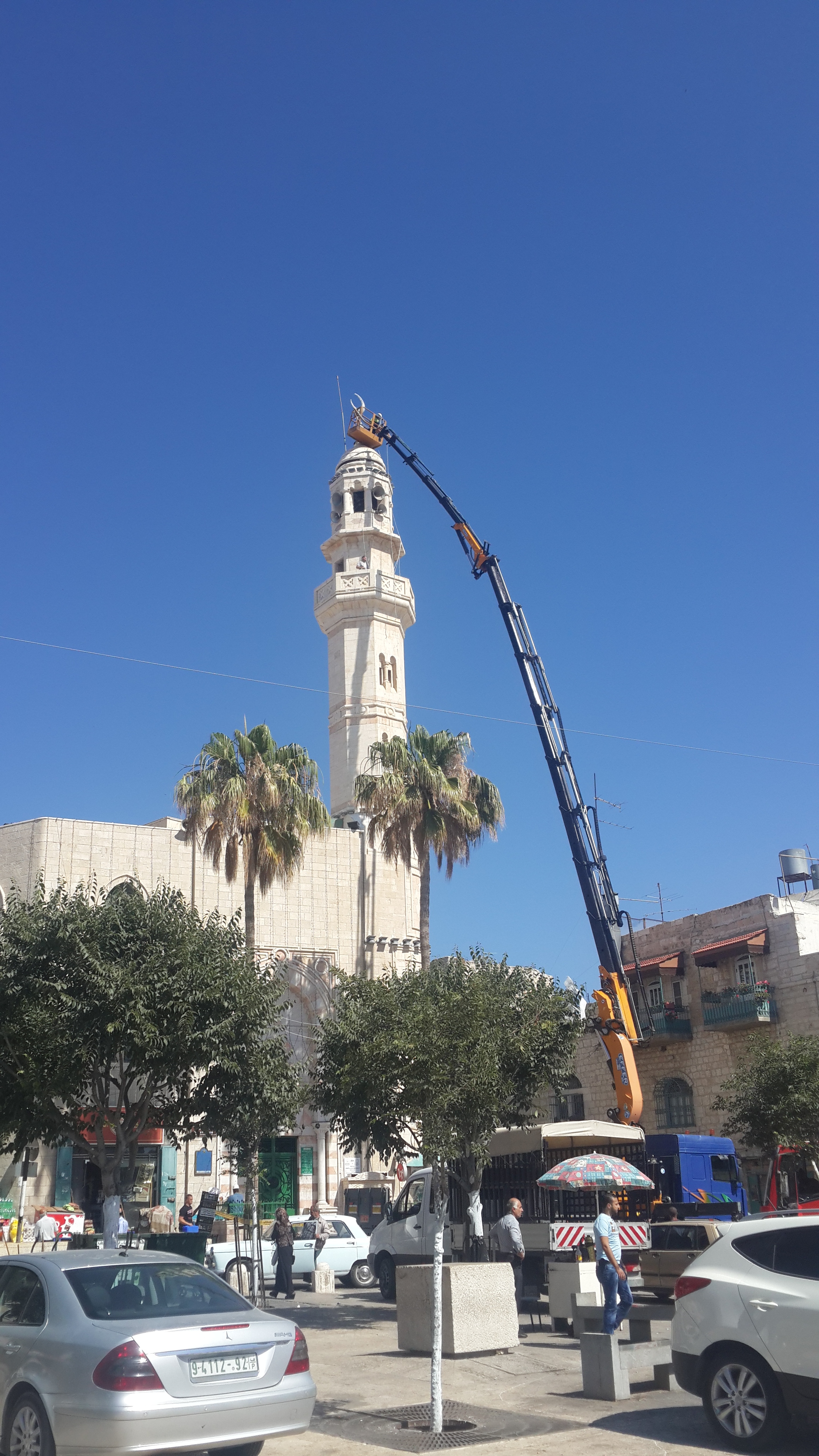 بلدية بيت لحم تعمل على تزيين مساجد المدينة والشوارع والحارات والميادين إستعدادا للشهر الفضيل 