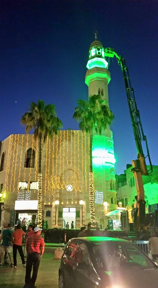 بلدية بيت لحم تعمل على تزيين مساجد المدينة والشوارع والحارات والميادين إستعدادا للشهر الفضيل 