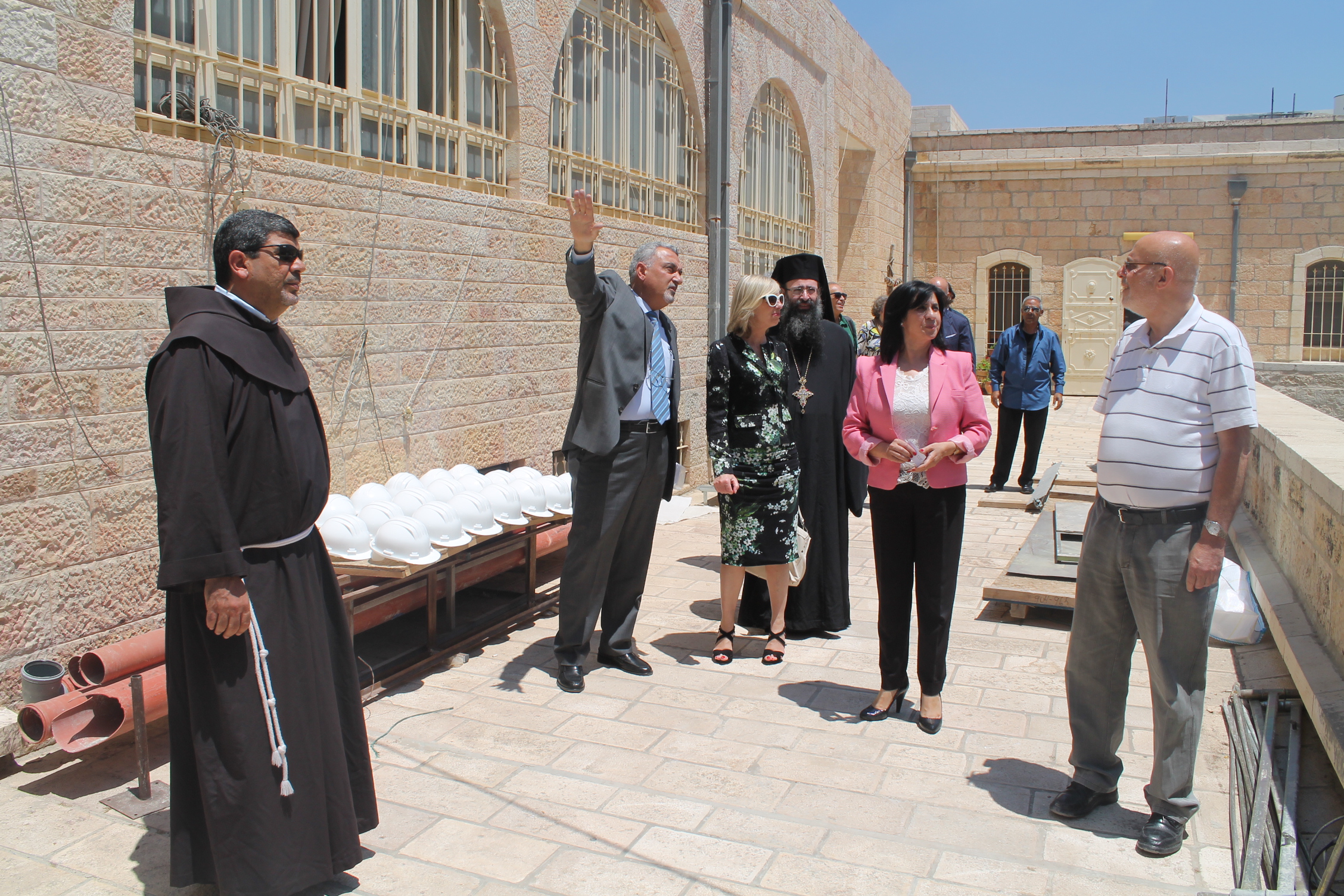 رئيسة بلدية بيت لحم ترافق وزيرة التعليم الايطالية والوفد المرافق في جولة لكنيسة المهد 