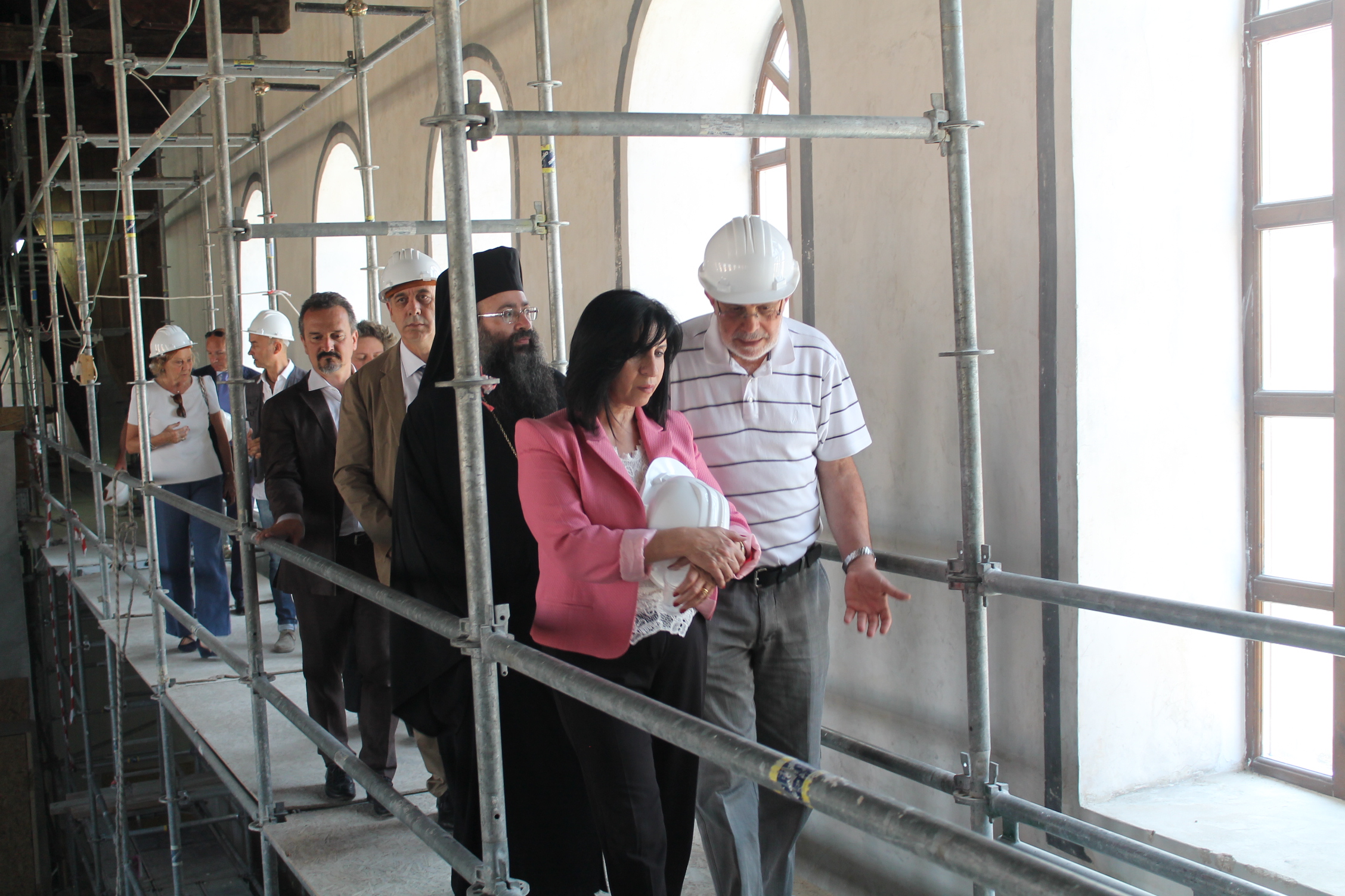 رئيسة بلدية بيت لحم ترافق وزيرة التعليم الايطالية والوفد المرافق في جولة لكنيسة المهد 