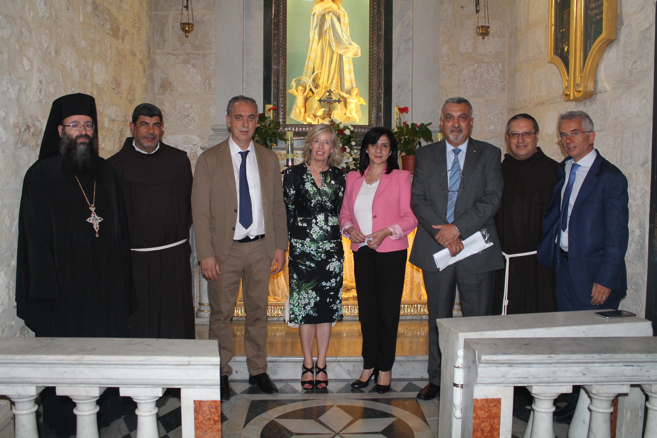 رئيسة بلدية بيت لحم ترافق وزيرة التعليم الايطالية والوفد المرافق في جولة لكنيسة المهد 