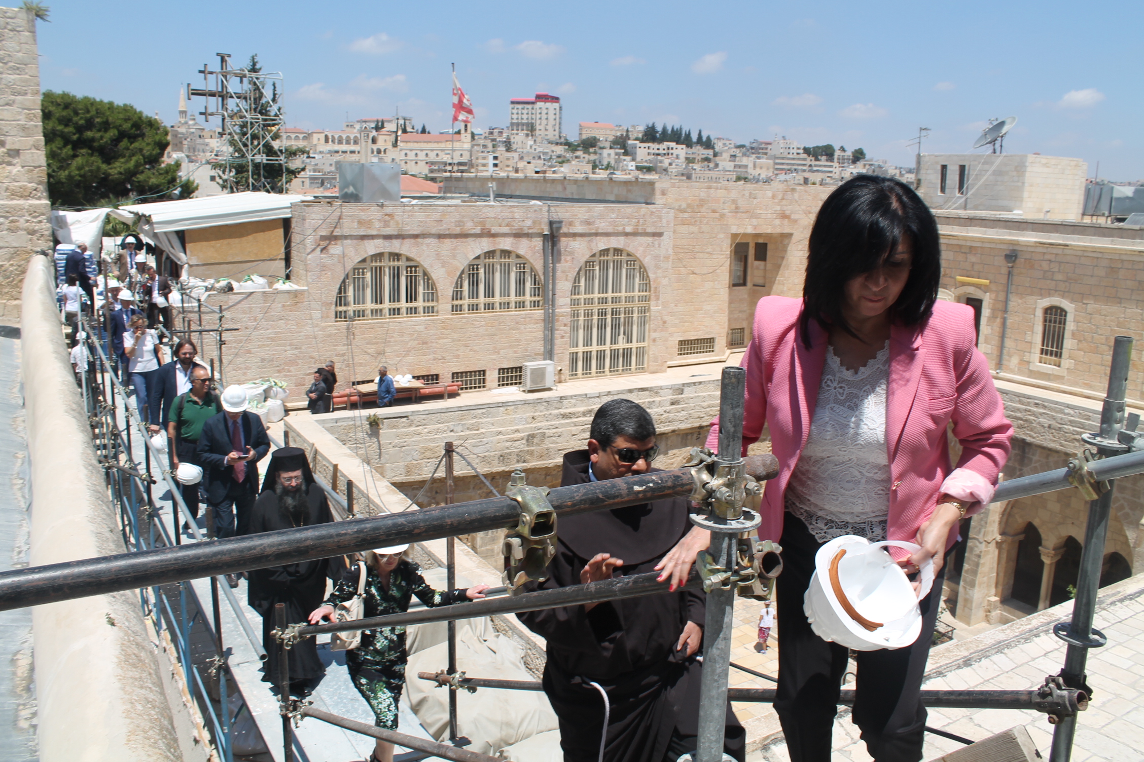 رئيسة بلدية بيت لحم ترافق وزيرة التعليم الايطالية والوفد المرافق في جولة لكنيسة المهد 