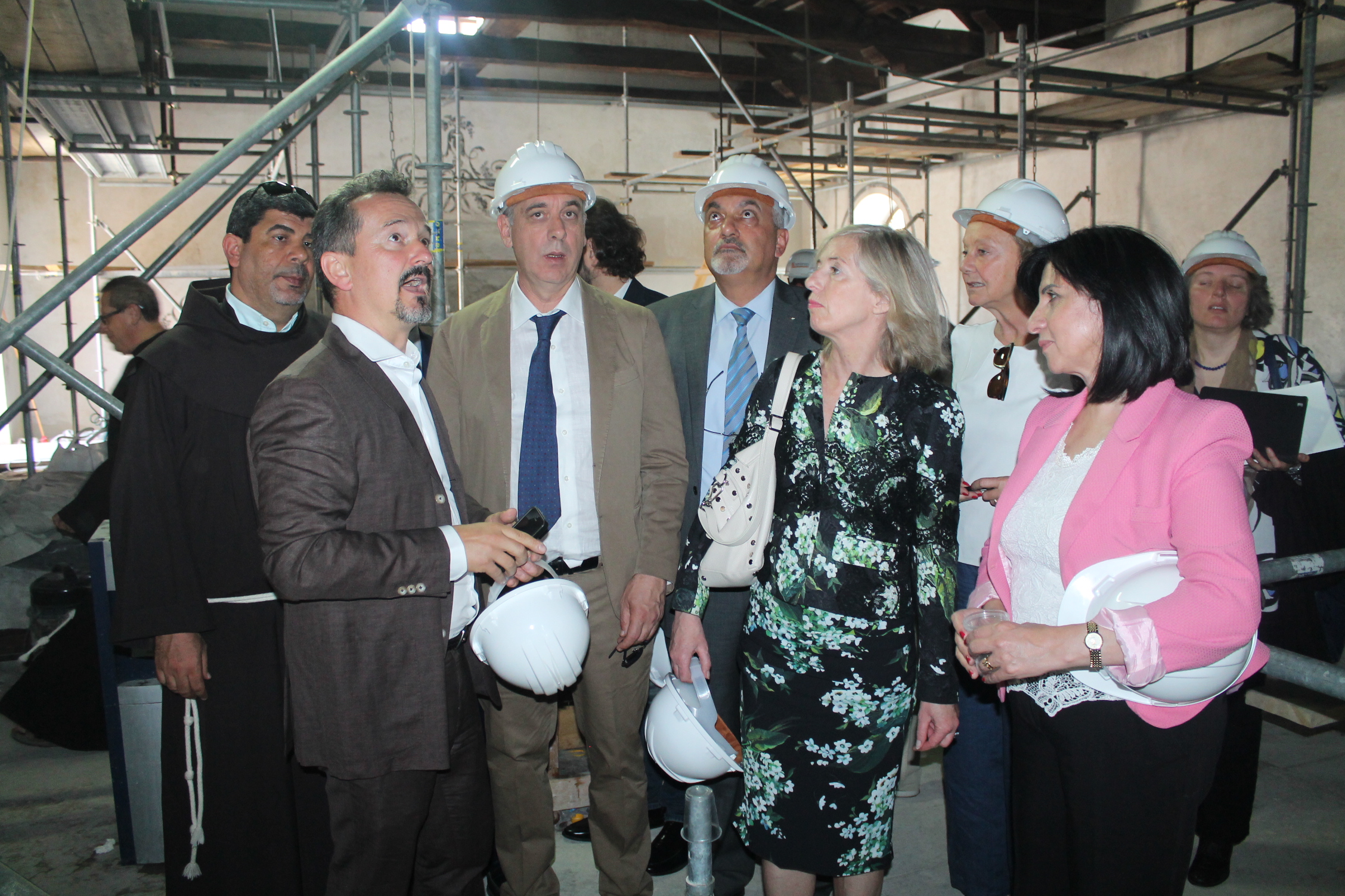 رئيسة بلدية بيت لحم ترافق وزيرة التعليم الايطالية والوفد المرافق في جولة لكنيسة المهد 