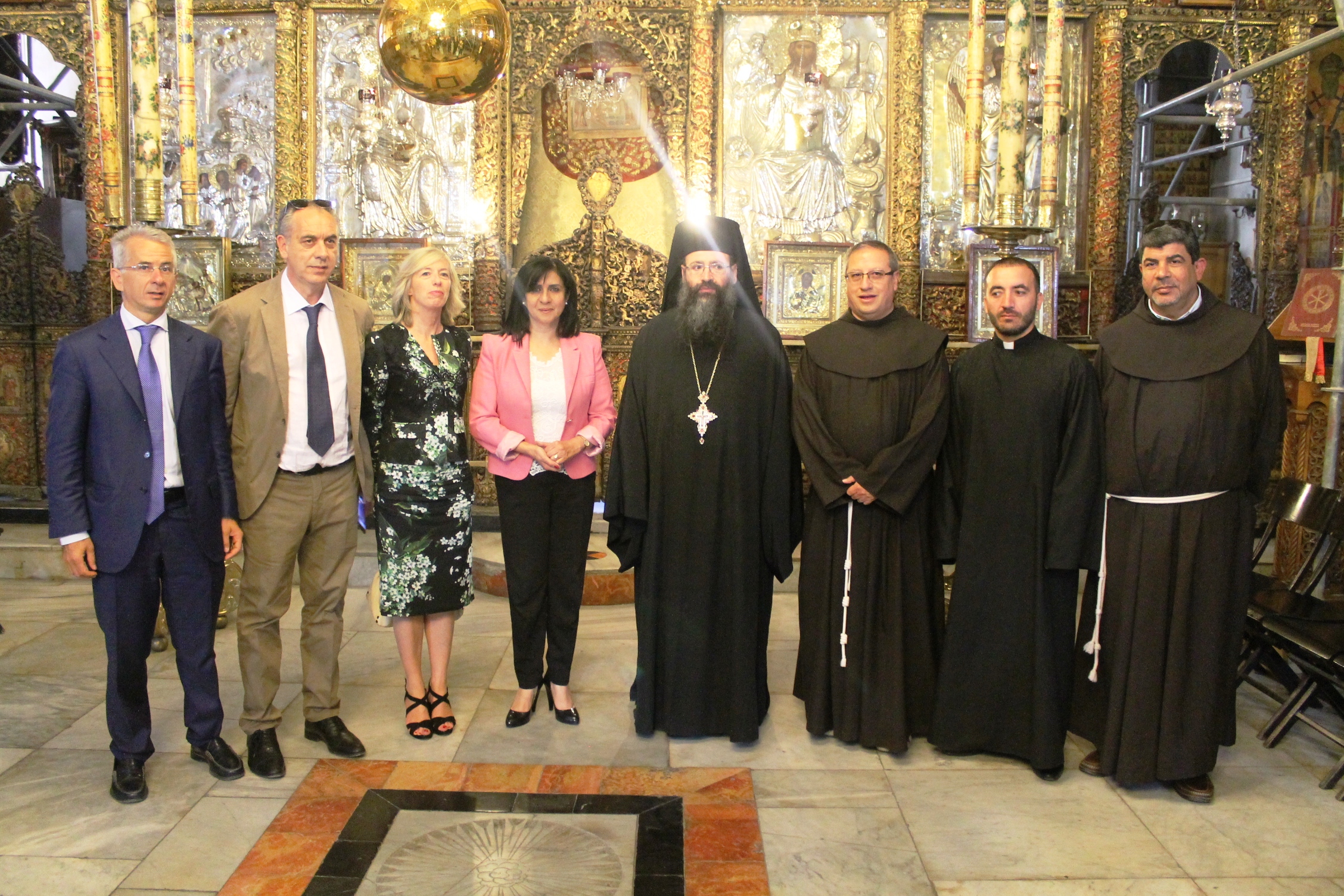 رئيسة بلدية بيت لحم ترافق وزيرة التعليم الايطالية والوفد المرافق في جولة لكنيسة المهد 