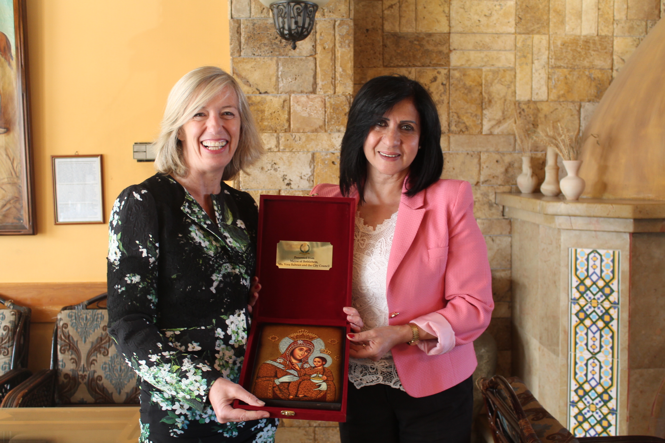 رئيسة بلدية بيت لحم ترافق وزيرة التعليم الايطالية والوفد المرافق في جولة لكنيسة المهد 