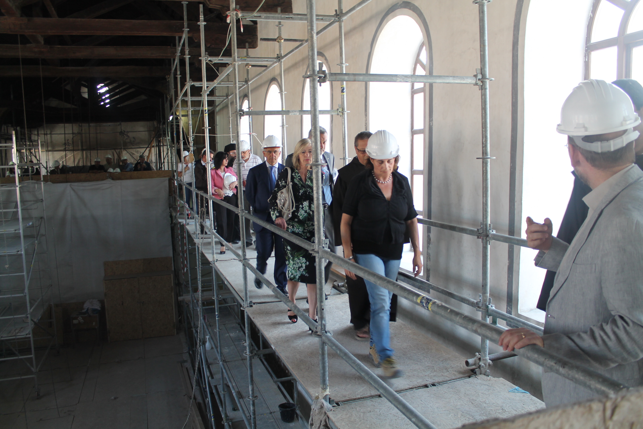 رئيسة بلدية بيت لحم ترافق وزيرة التعليم الايطالية والوفد المرافق في جولة لكنيسة المهد 