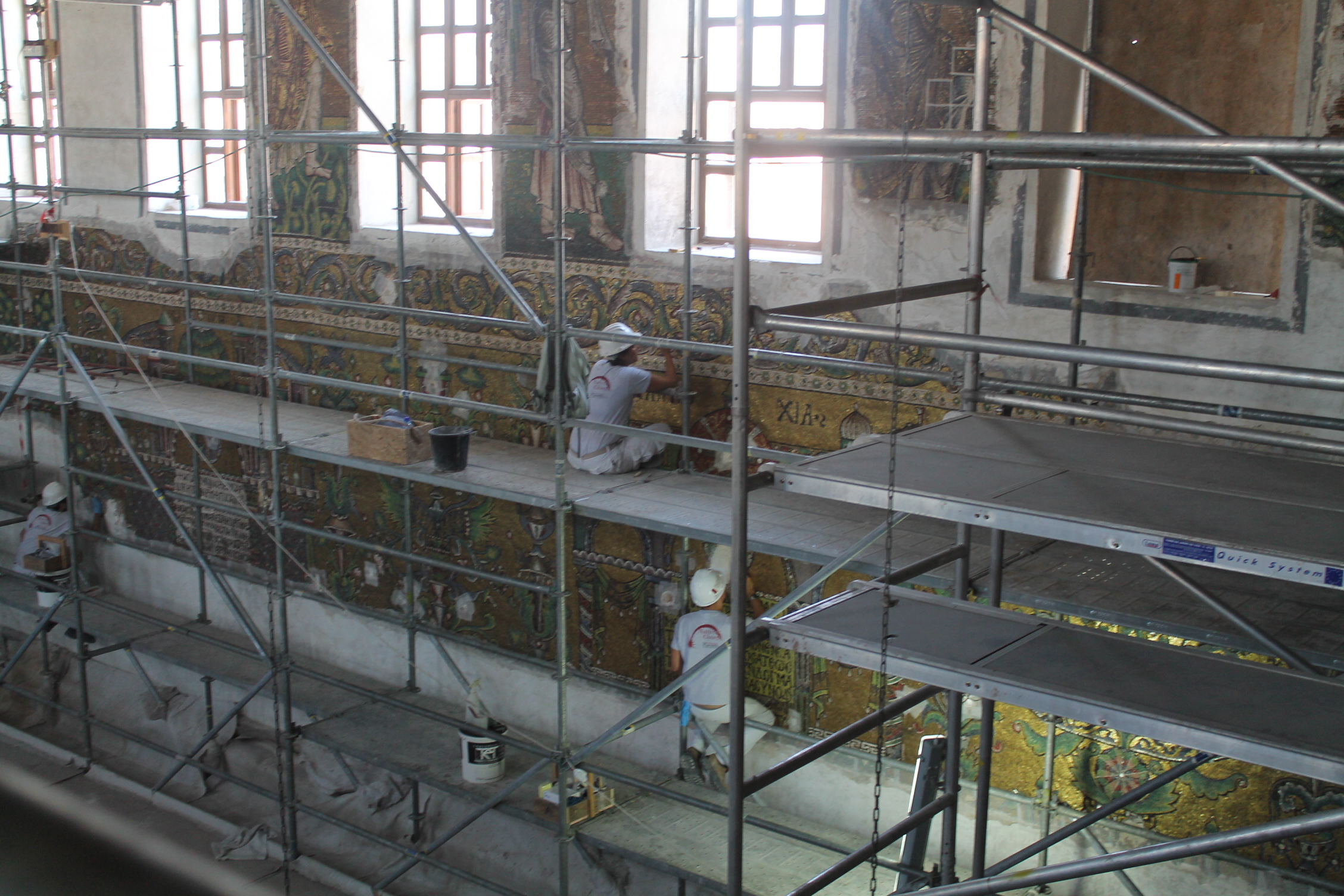 رئيسة بلدية بيت لحم ترافق وزيرة التعليم الايطالية والوفد المرافق في جولة لكنيسة المهد 