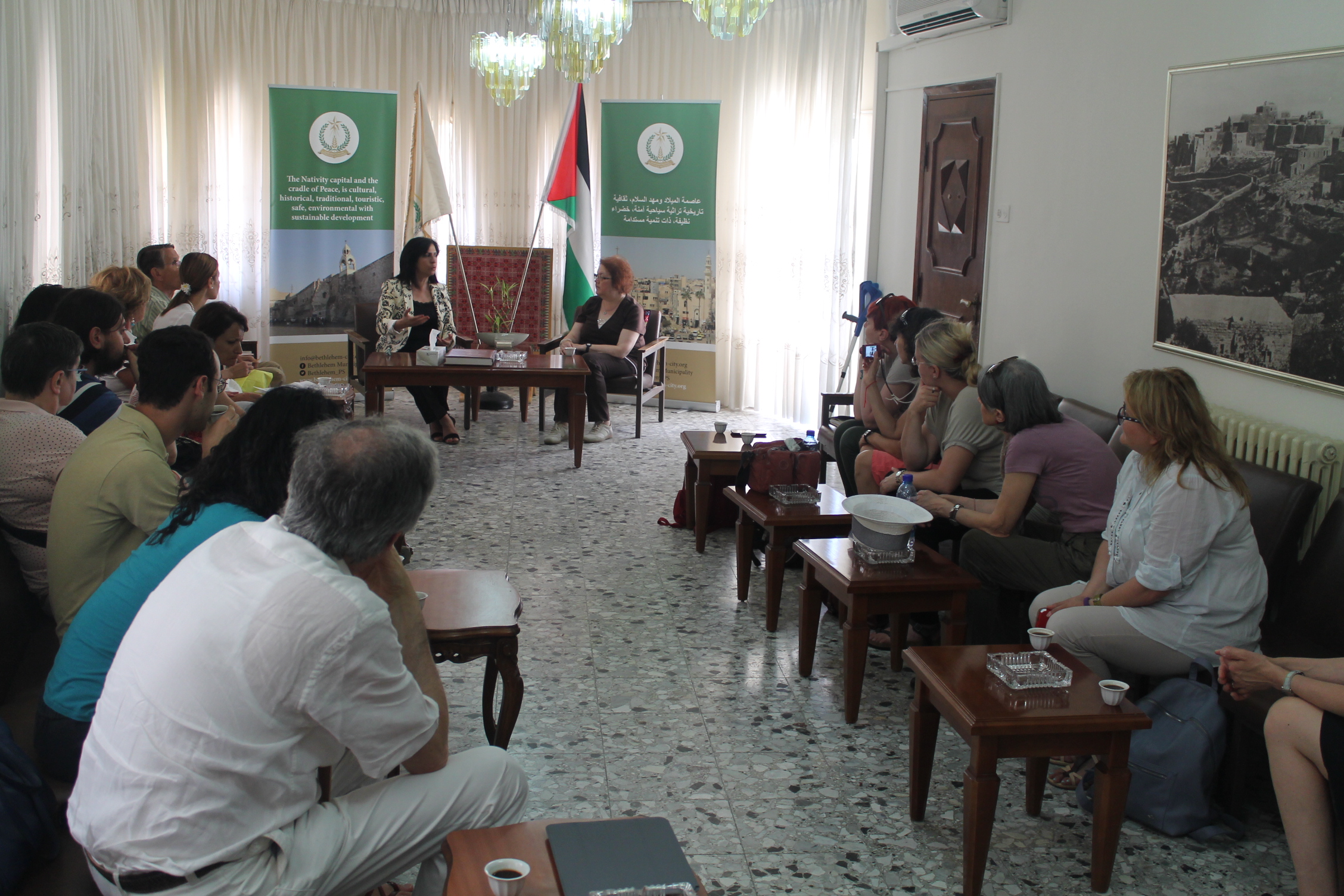 سبعة عشر معلما من جامعة ميلان الإيطالية في زيارة لبلدية بيت لحم 