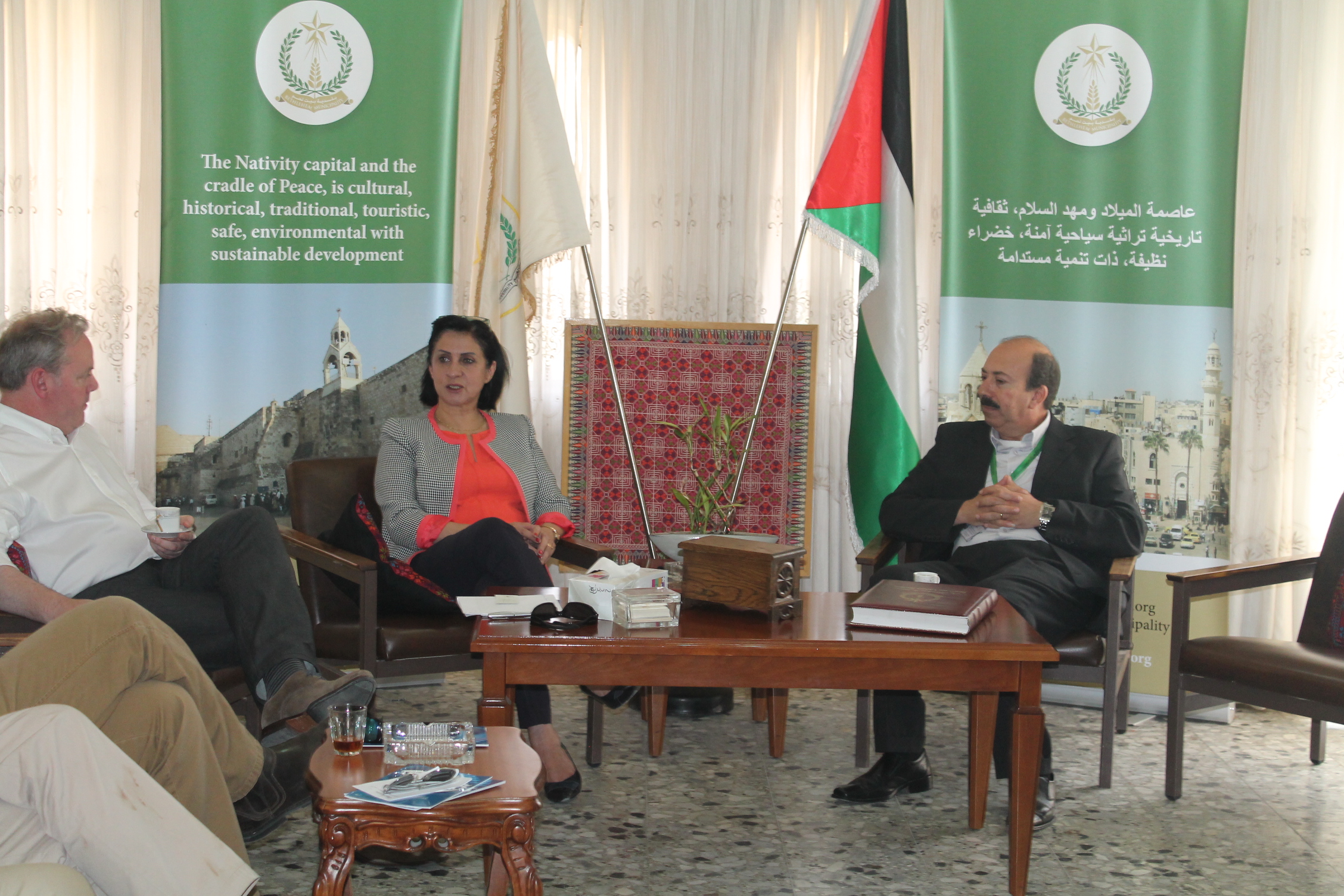 جانب من زيارة مجموعة من البرلمانيين البريطانيين الى بلدية بيت لحم