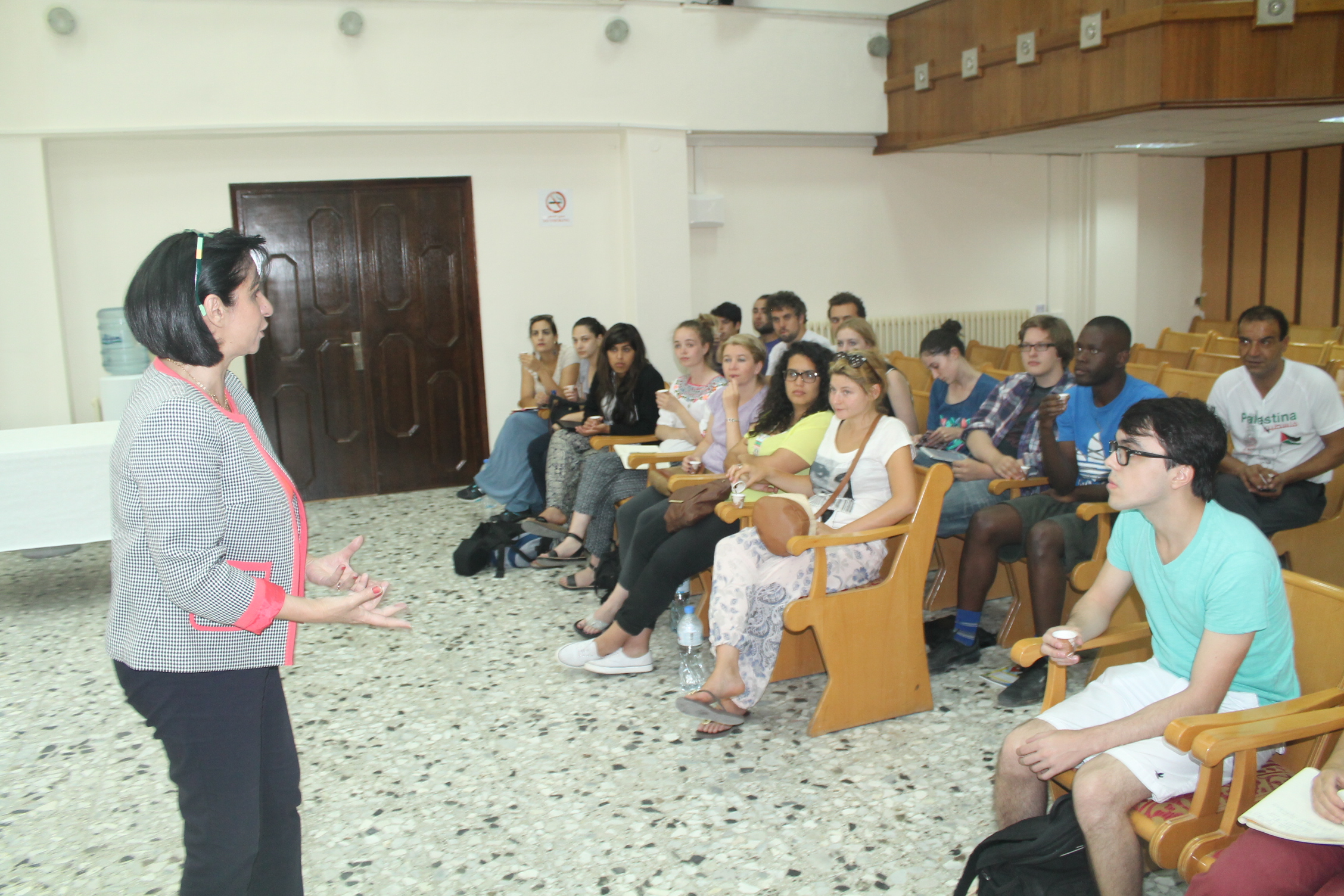 جانب من زيارة وفد مخيم التضامن الدولي مع الشعب الفلسطيني إلى بلدية بيت لحم