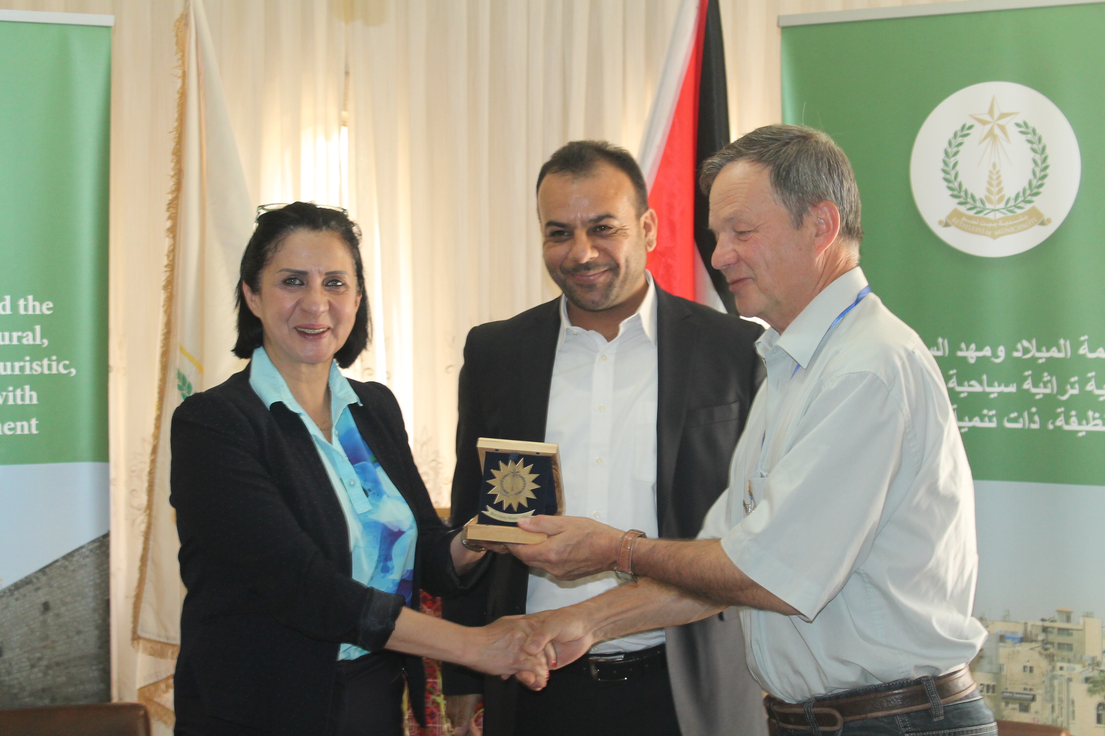 رئيسة بلدية بيت لحم تستقبل وفد الأدباء والشعراء  المشارك في الملتقى الفلسطيني السابع