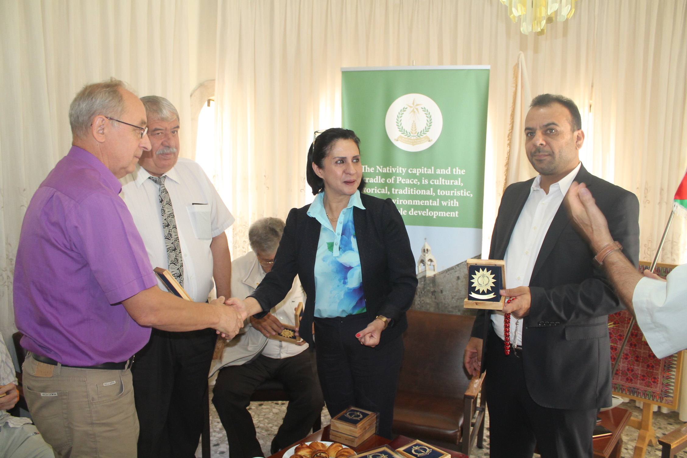 رئيسة بلدية بيت لحم تستقبل وفد الأدباء والشعراء  المشارك في الملتقى الفلسطيني السابع