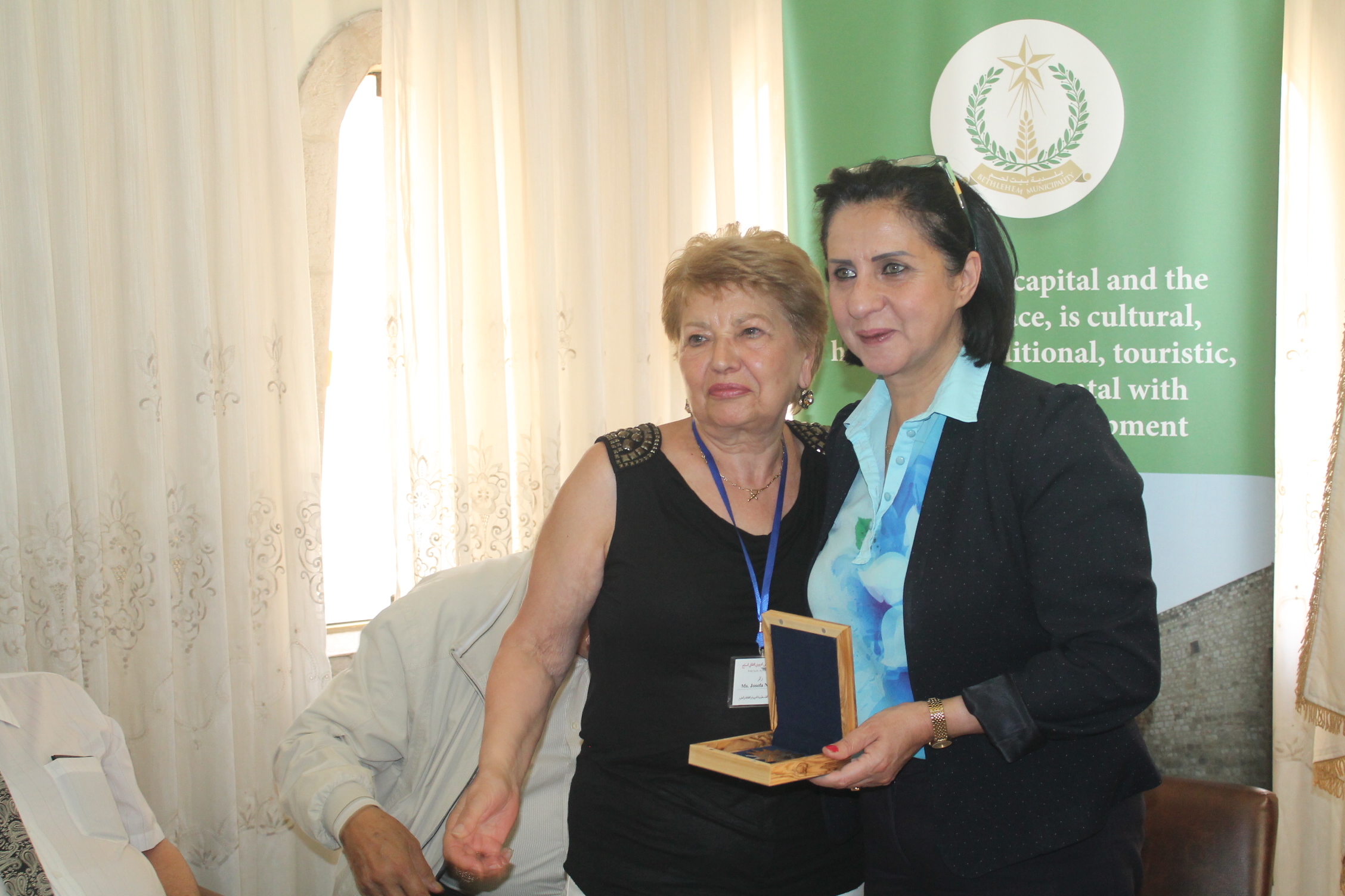 رئيسة بلدية بيت لحم تستقبل وفد الأدباء والشعراء  المشارك في الملتقى الفلسطيني السابع