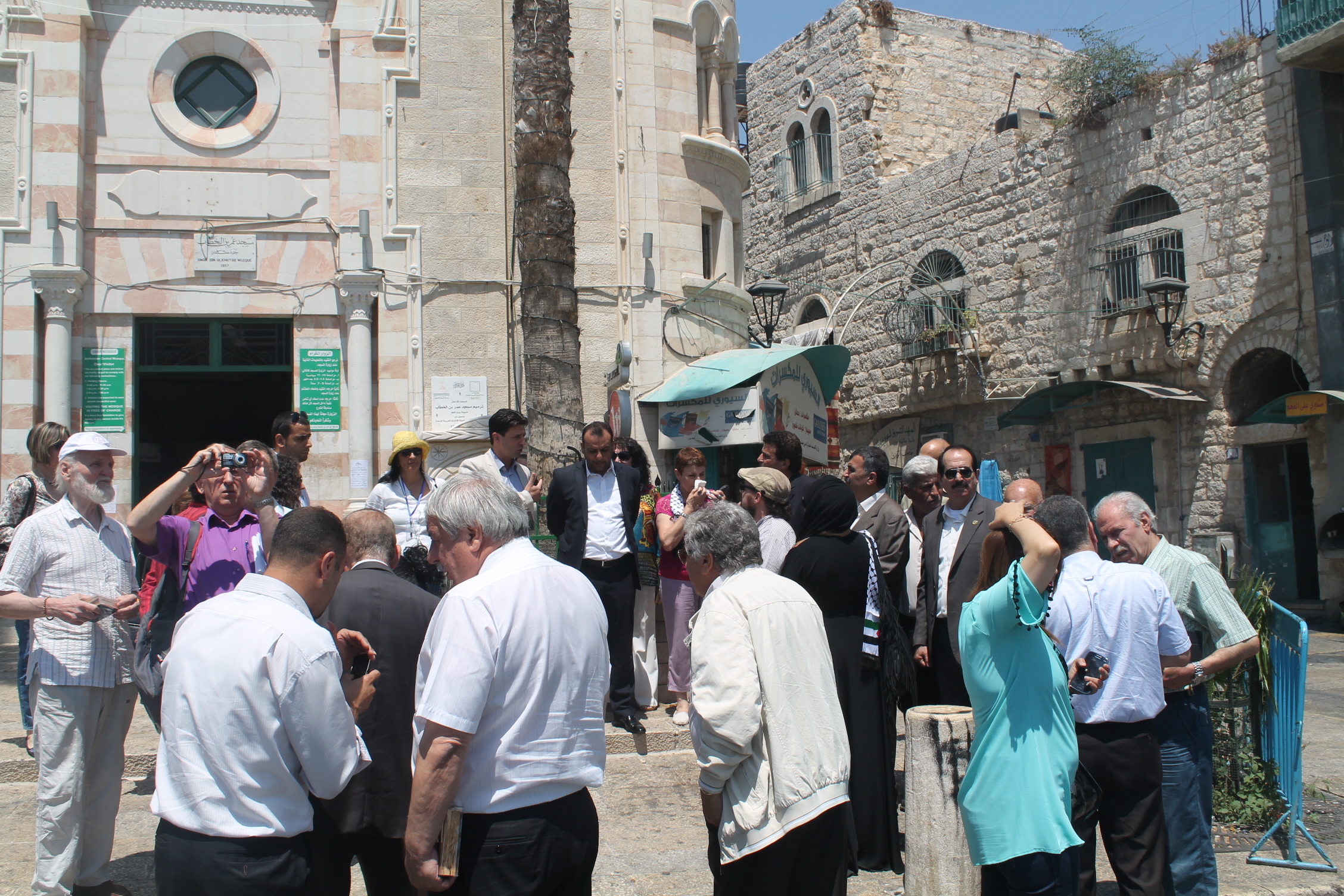 رئيسة بلدية بيت لحم تستقبل وفد الأدباء والشعراء  المشارك في الملتقى الفلسطيني السابع