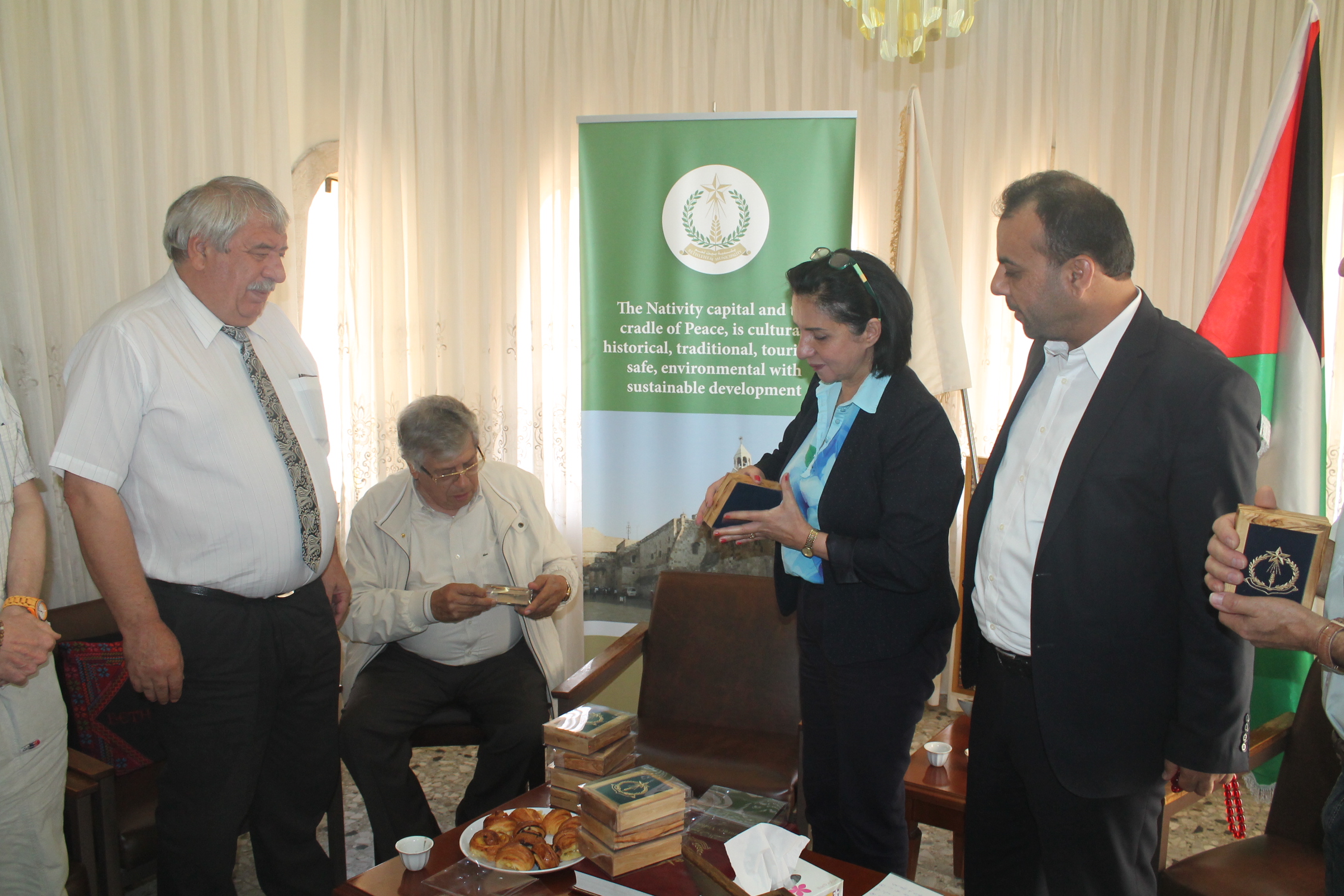 رئيسة بلدية بيت لحم تستقبل وفد الأدباء والشعراء  المشارك في الملتقى الفلسطيني السابع