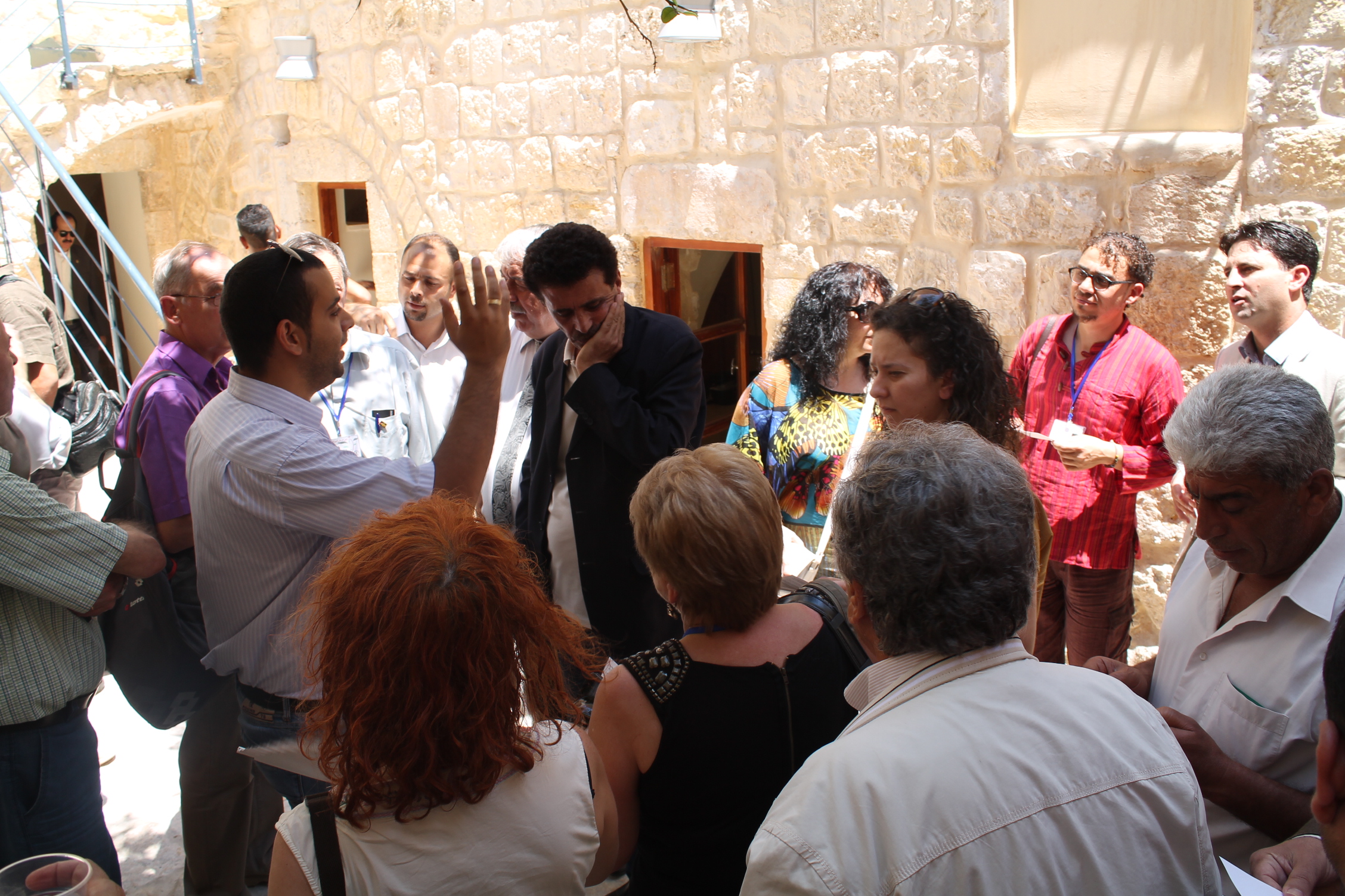 رئيسة بلدية بيت لحم تستقبل وفد الأدباء والشعراء  المشارك في الملتقى الفلسطيني السابع