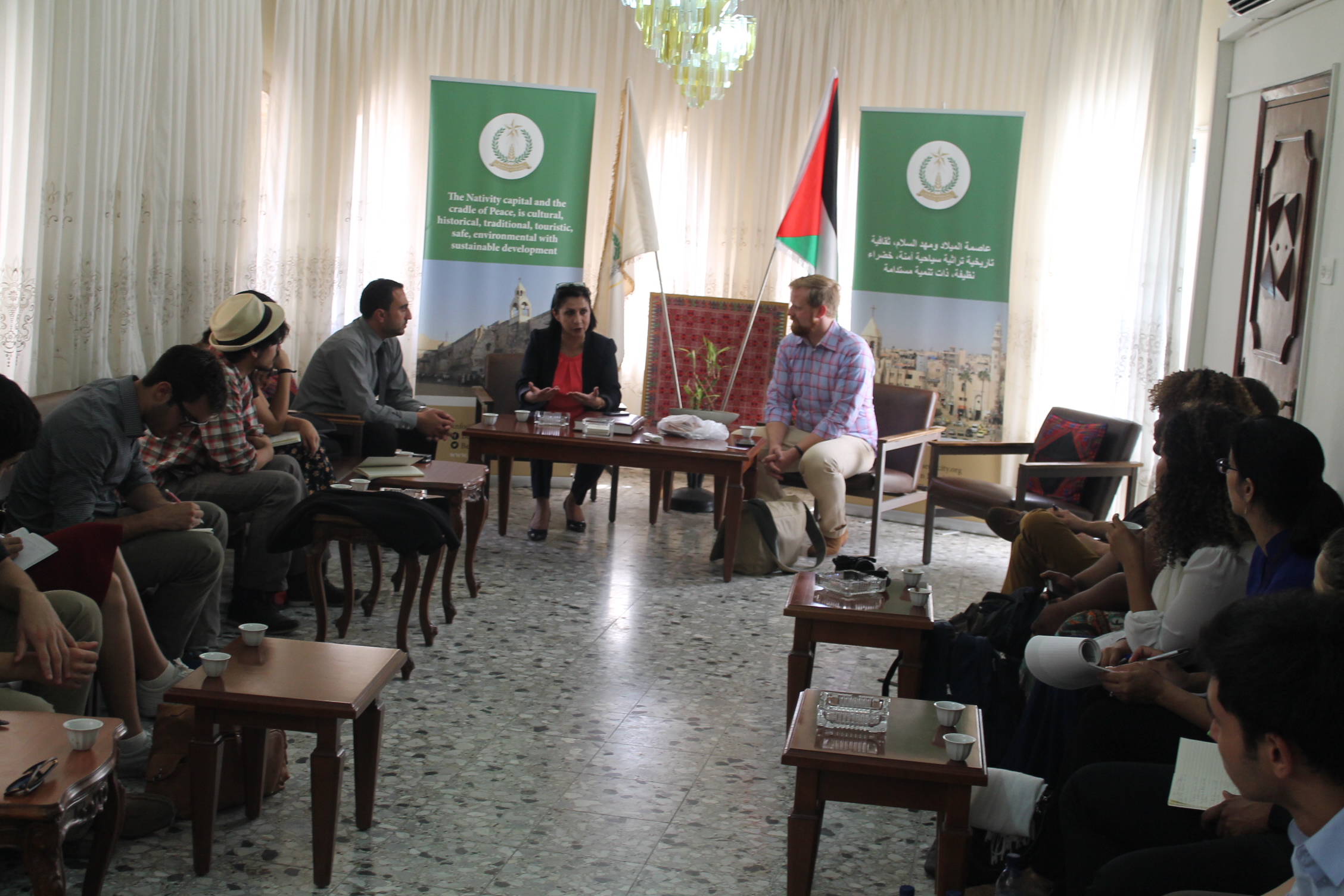 وفد طلابي يزور بلدية بيت لحم من خلال مركز تقارب الأقاليم