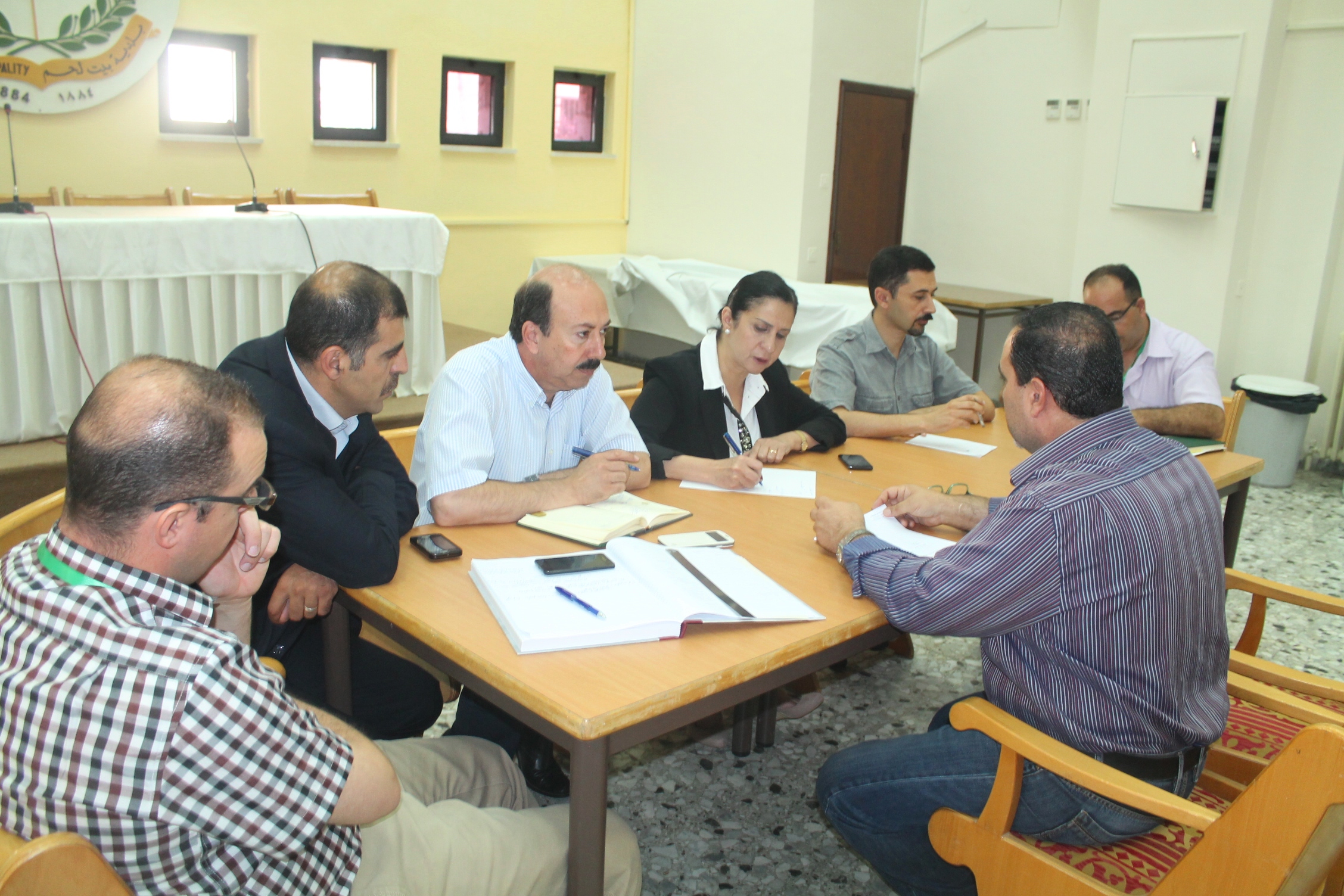 بلدية بيت لحم تتابع عن كثب المواضيع الطارئة لمواطني المدينة بحضور رئيسة ومدير عام البلدية ومدراء الدوائر 