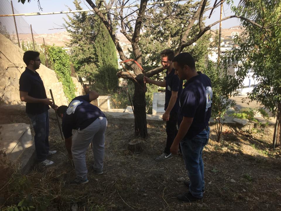 مجلس شبابي بيت لحم يشارك في تنظيف مقبرة الأرمن