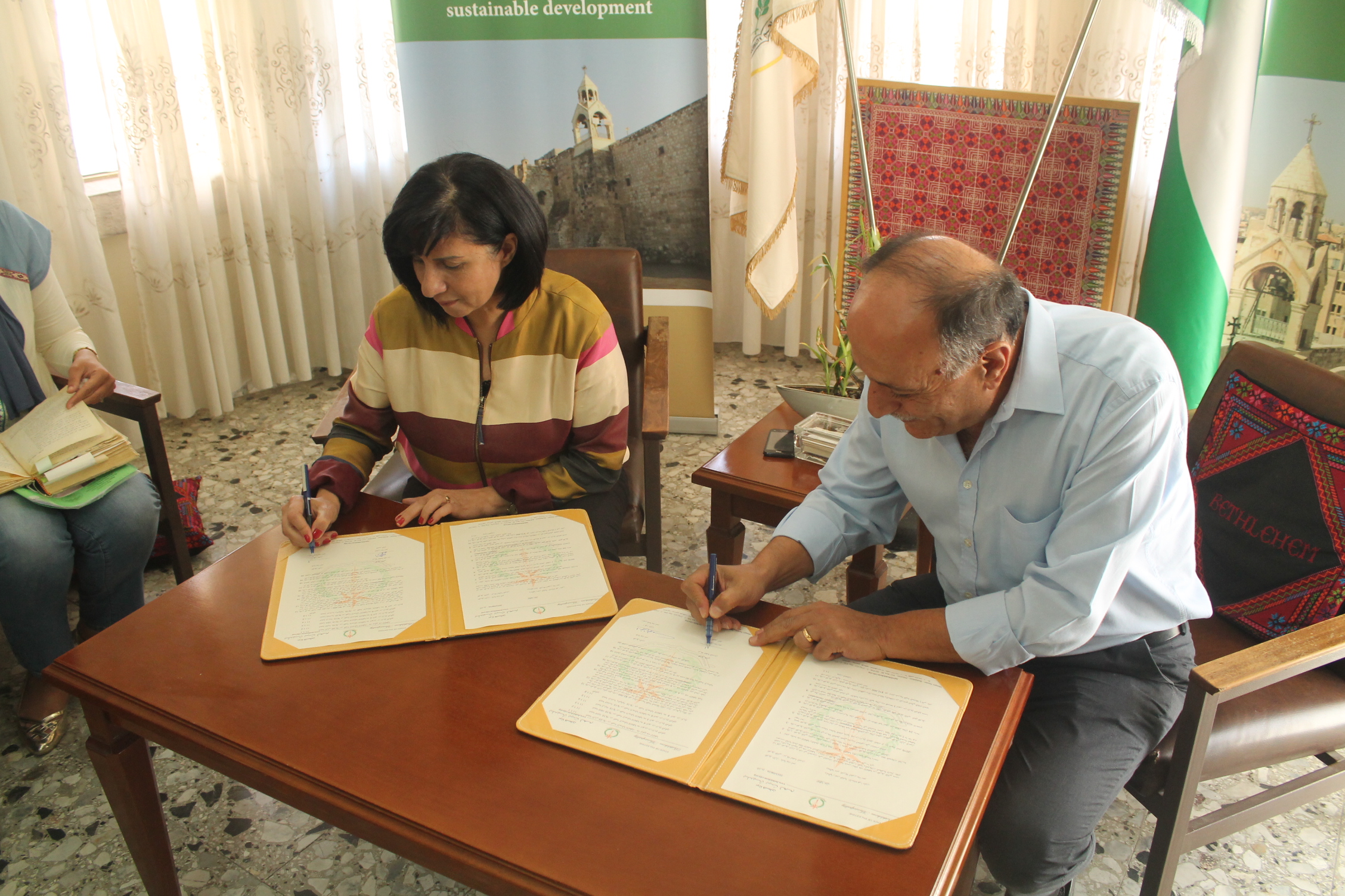 رئيسة بلدية بيت لحم توقع اتفاقية عمل لتطوير نظام مالي محوسب جديد للبلدية مع شركة أنظمة الغسان