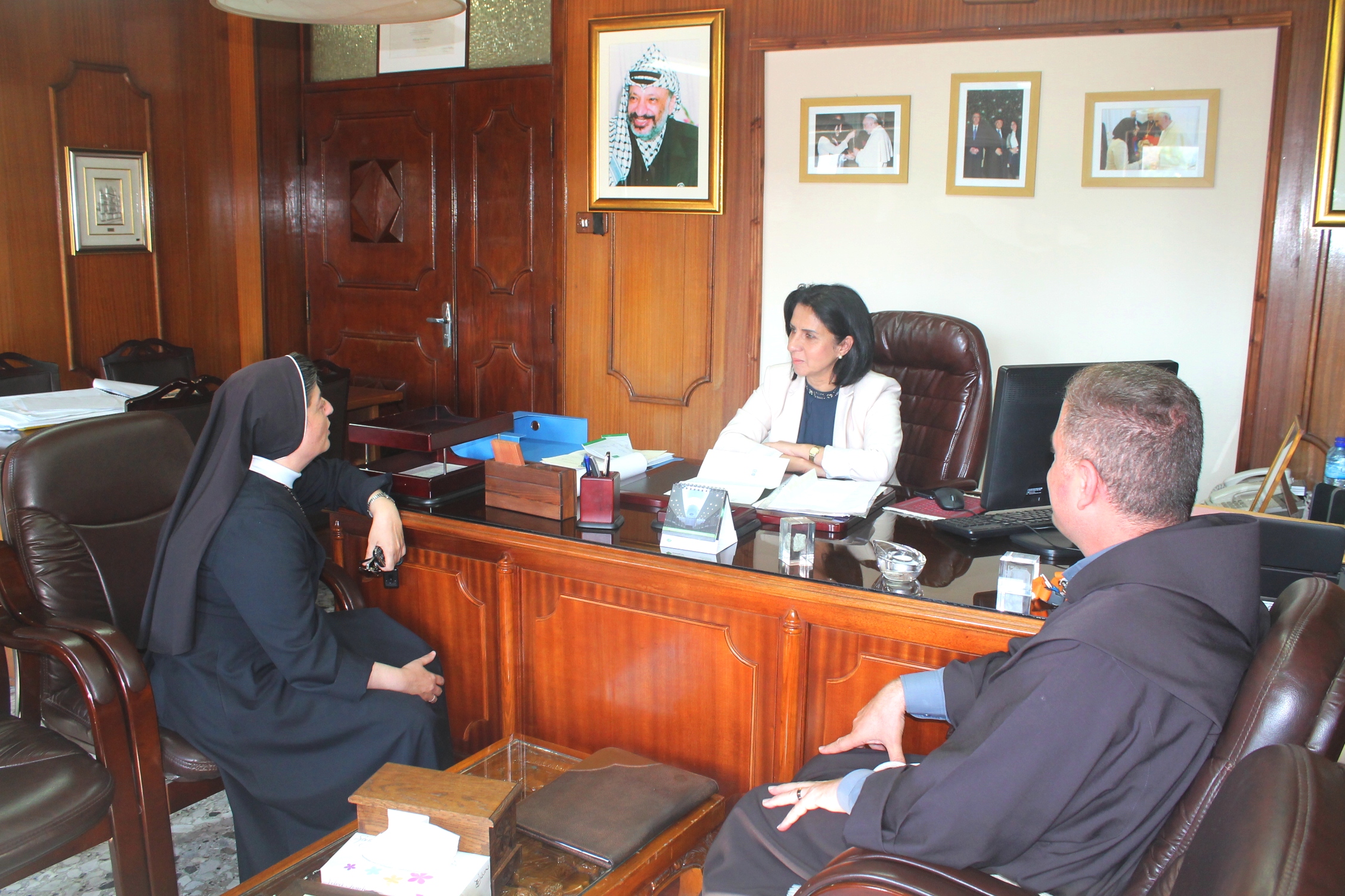 رهبنة الوردية تكرم بلدية بيت لحم لإطلاقها اسم القديسة غطاس على أحد شوارع بيت لحم 