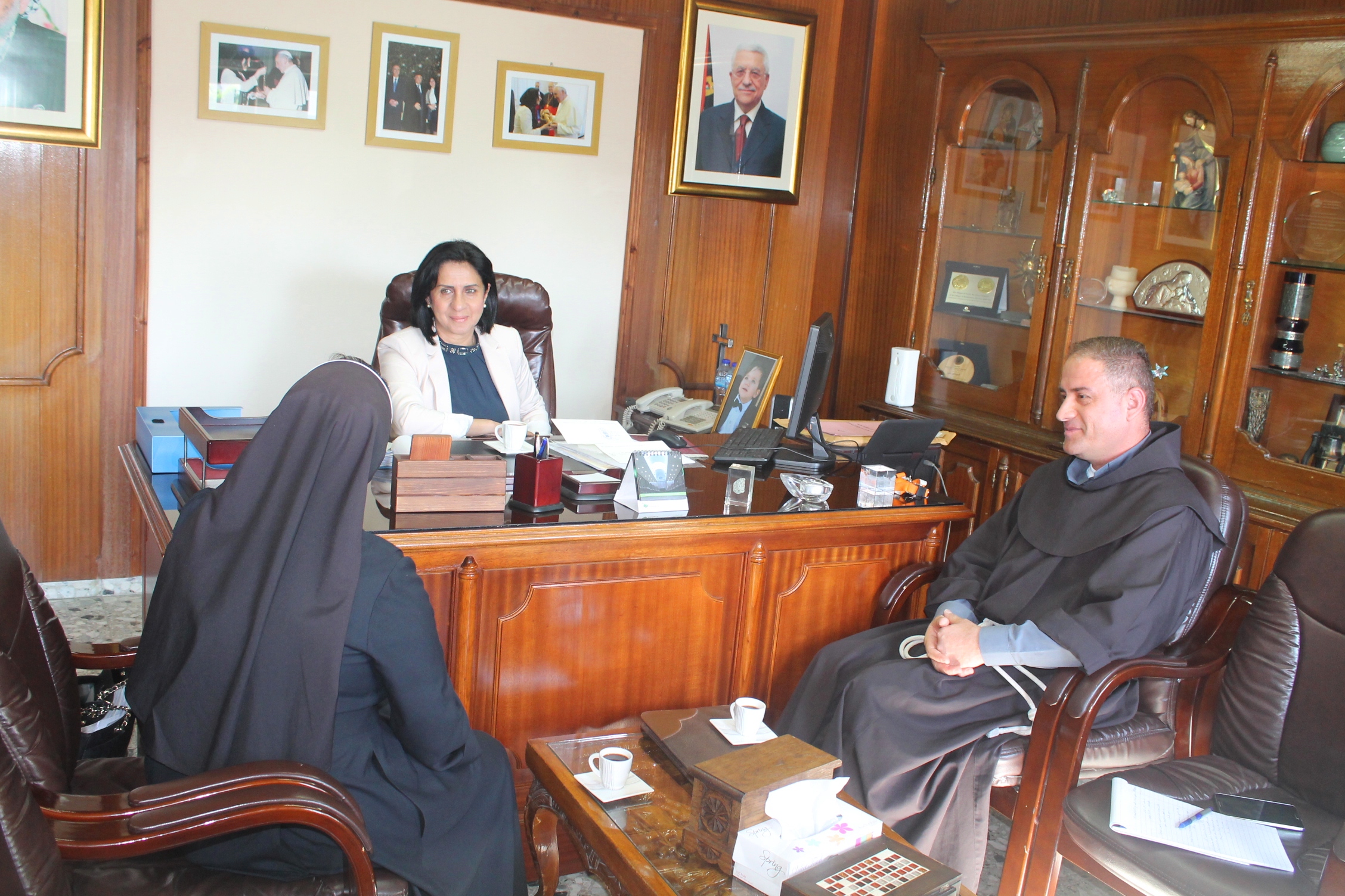 رهبنة الوردية تكرم بلدية بيت لحم لإطلاقها اسم القديسة غطاس على أحد شوارع بيت لحم 