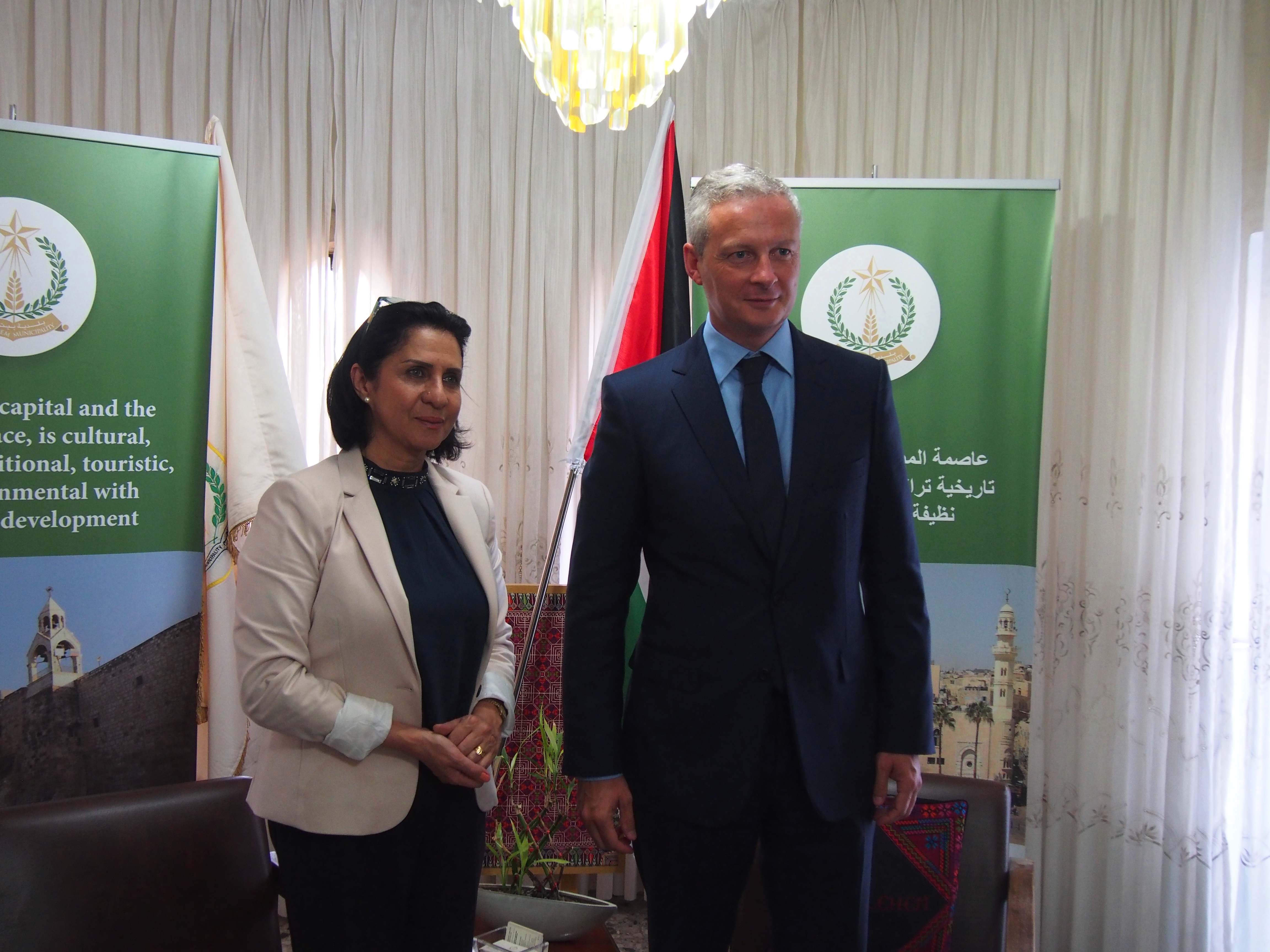 رئيسة بلدية بيت لحم تستقبل وفدا من البرلمانيين والسياسيين الفرنسيين وتطلعهم على واقع مدينة بيت لحم وأهم التحديات