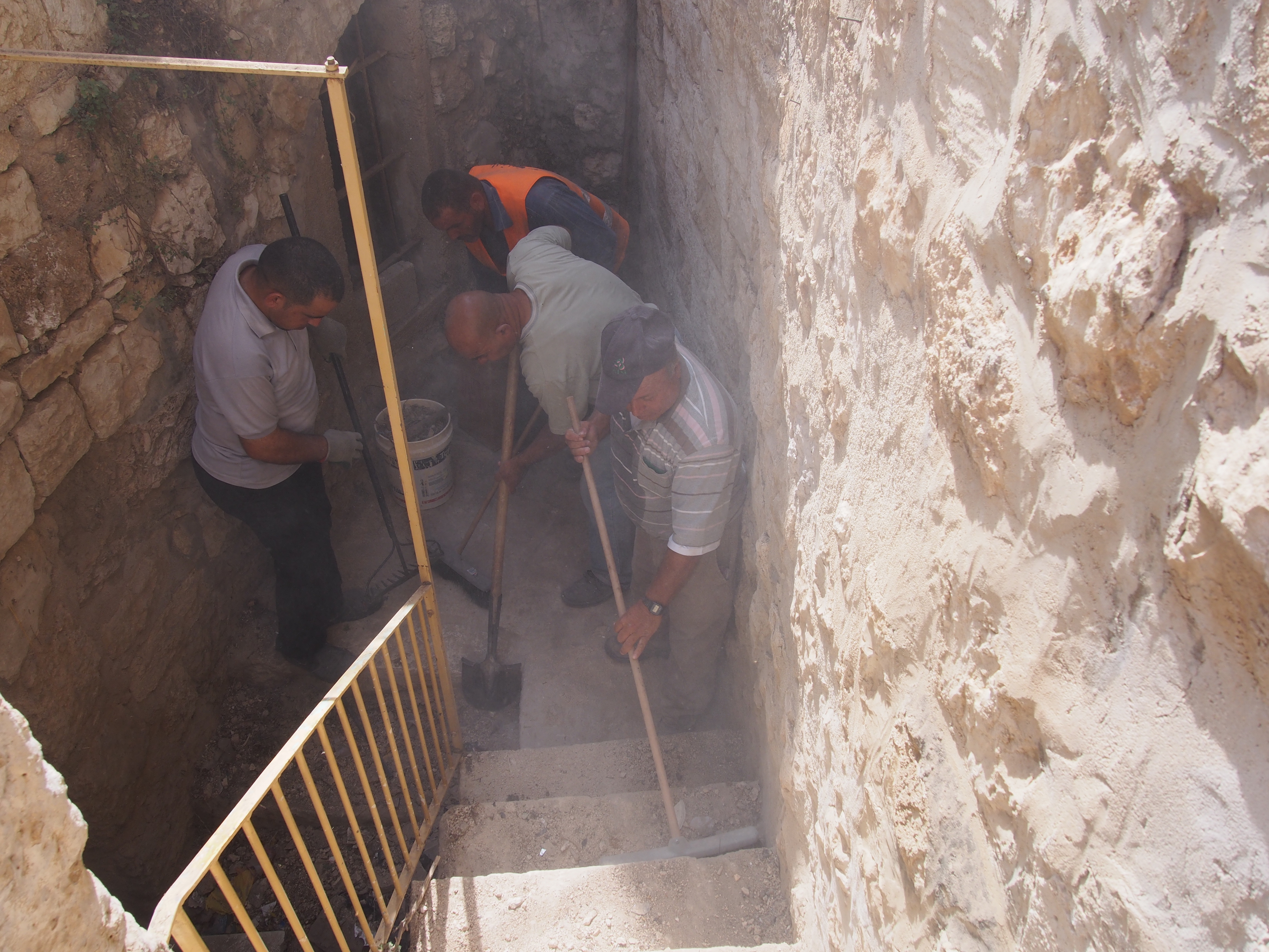 بلدية بيت لحم تعمل على تنظيف الأحواش القديمة في مدينة بيت لحم