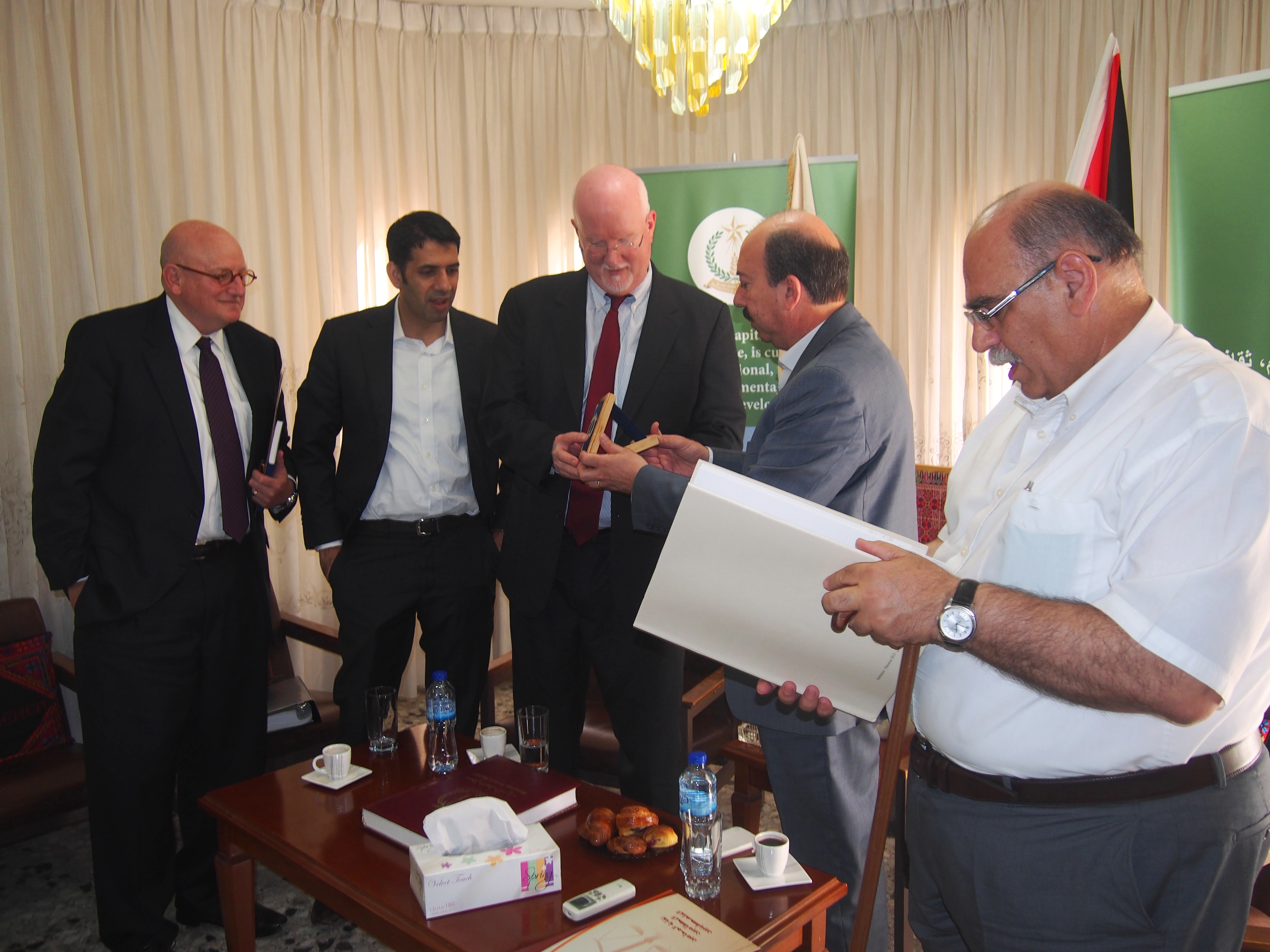 مدير عام بلدية بيت لحم وعضوا المجلس المعطي وروك يستقبلان ممثل الأديان والشؤون الدولية في وزارة الخارجية الامريكية 