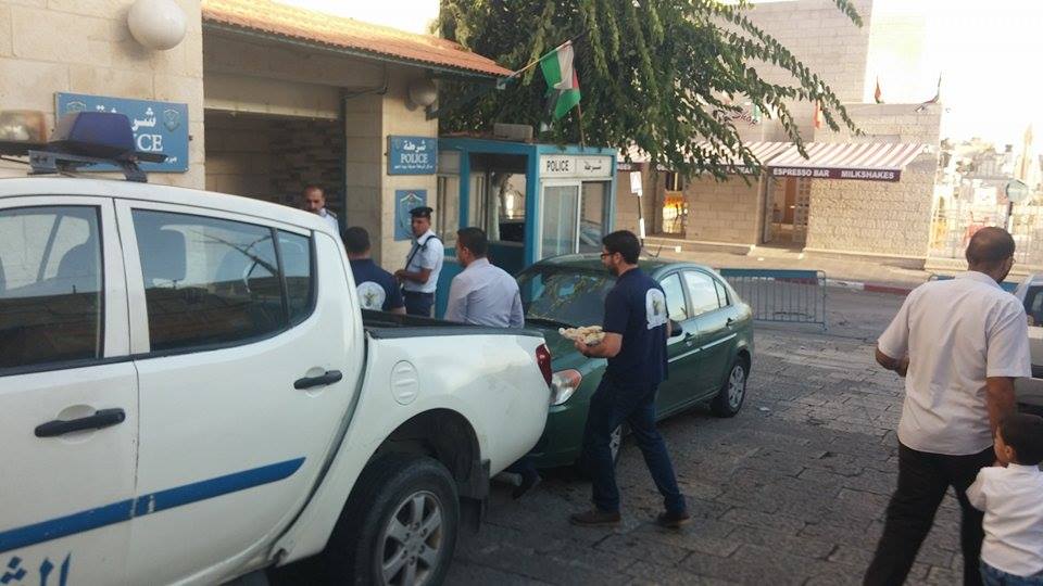 مجلس شبابي بيت لحم يوزع الحلويات في ساحة المهد بمناسبة عيد الأضحى المبارك