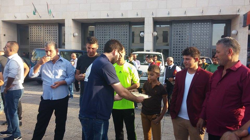 مجلس شبابي بيت لحم يوزع الحلويات في ساحة المهد بمناسبة عيد الأضحى المبارك