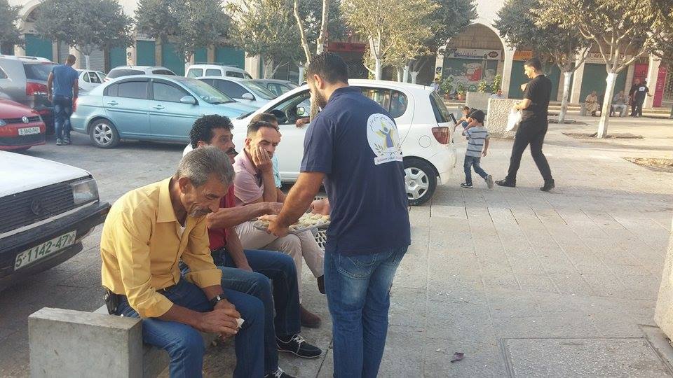 مجلس شبابي بيت لحم يوزع الحلويات في ساحة المهد بمناسبة عيد الأضحى المبارك