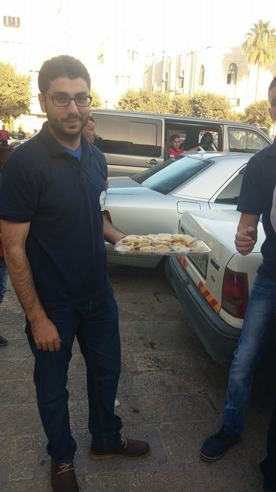 مجلس شبابي بيت لحم يوزع الحلويات في ساحة المهد بمناسبة عيد الأضحى المبارك