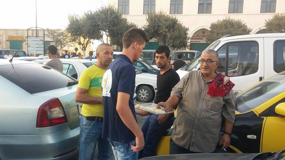 مجلس شبابي بيت لحم يوزع الحلويات في ساحة المهد بمناسبة عيد الأضحى المبارك