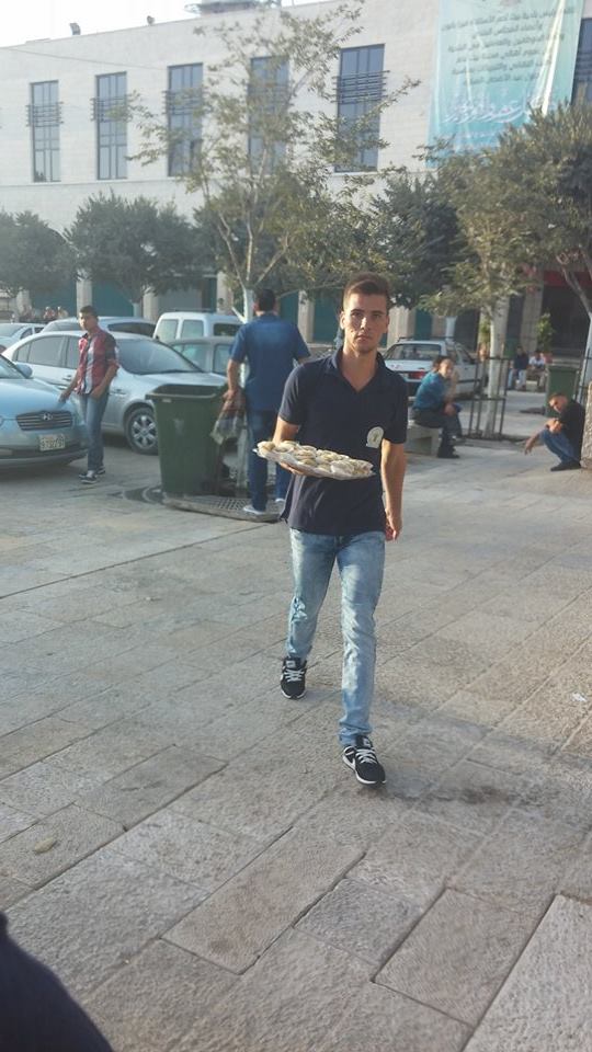 مجلس شبابي بيت لحم يوزع الحلويات في ساحة المهد بمناسبة عيد الأضحى المبارك