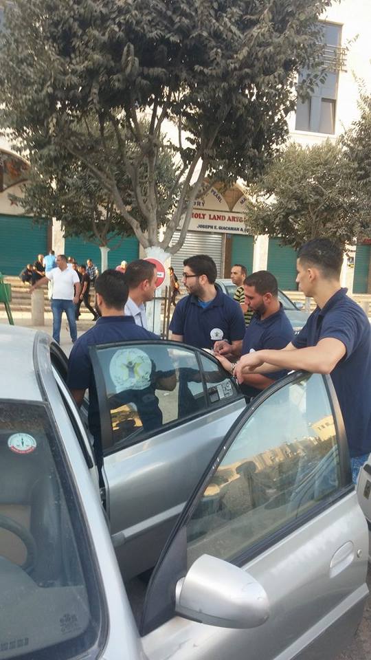 مجلس شبابي بيت لحم يوزع الحلويات في ساحة المهد بمناسبة عيد الأضحى المبارك